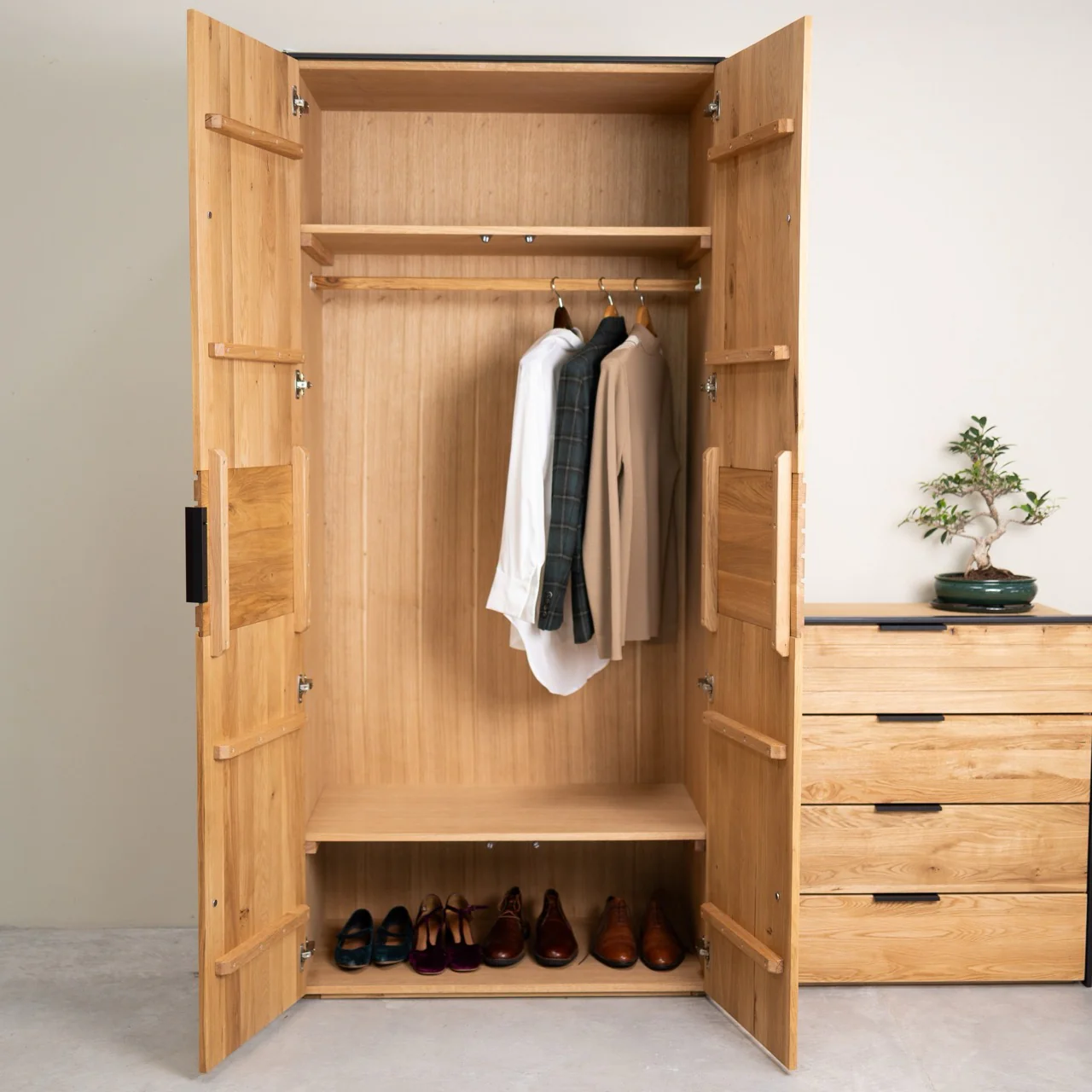 Armario con 2 puertas de madera maciza roble Runa | NordicStory - Image 3