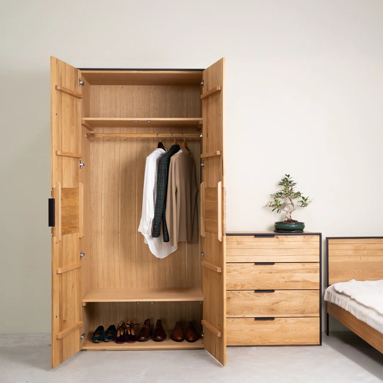 Armario con 2 puertas de madera maciza roble Runa | NordicStory - Image 5