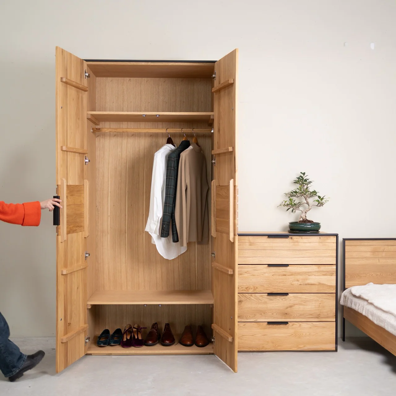 Armario con 2 puertas de madera maciza roble Runa | NordicStory - Image 6