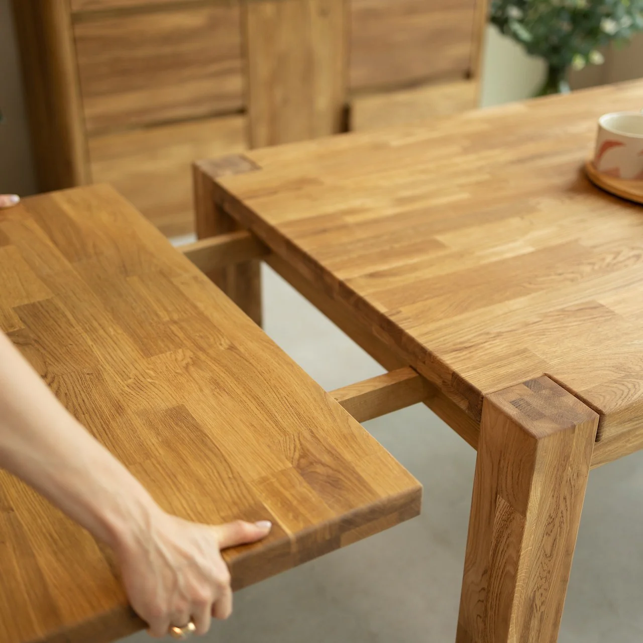 Mesa extensible de comedor de madera maciza de roble Mauritz 1 | NordicStory - Image 6