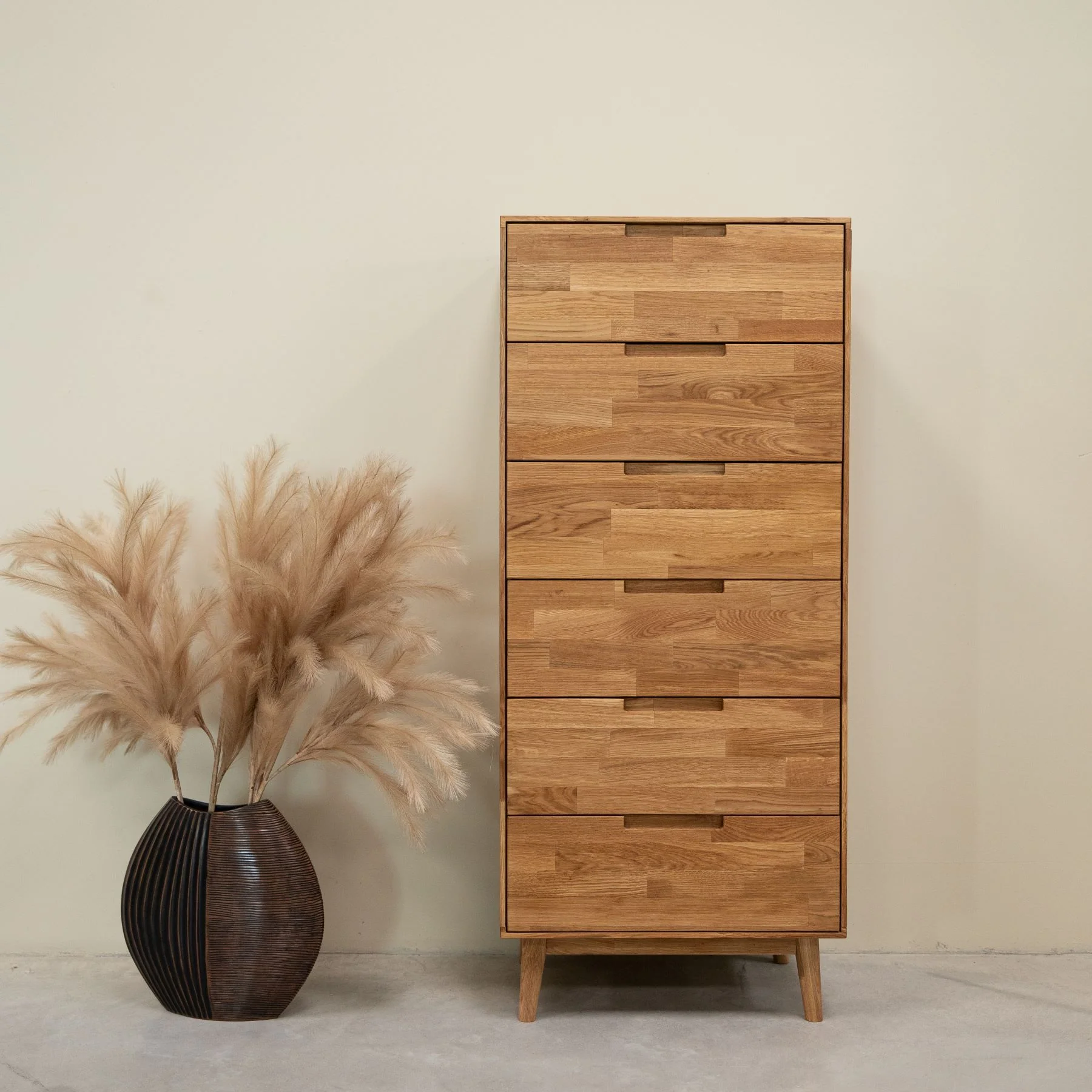 Cómoda alta de madera maciza de roble Escandi 6 | NordicStory