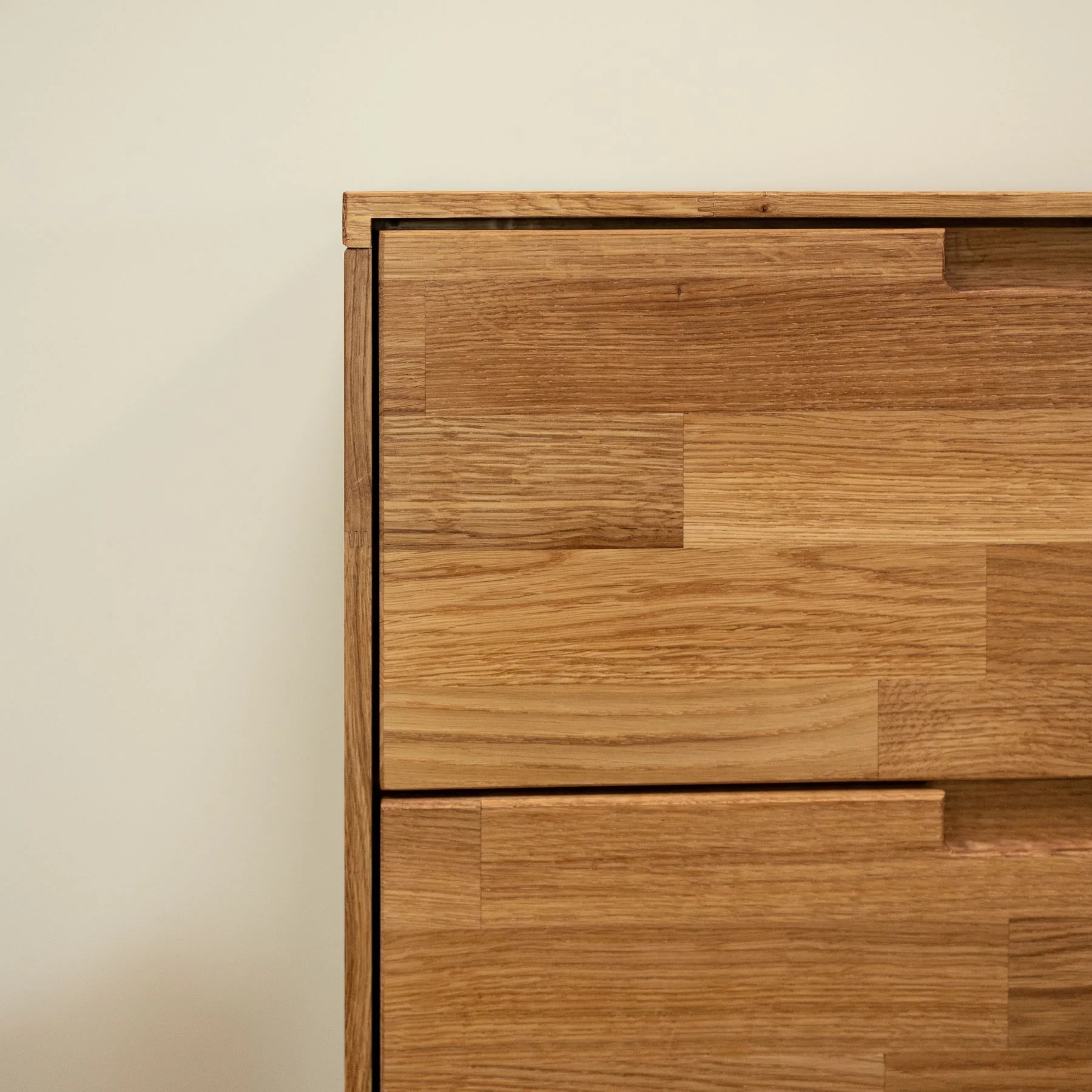 Cómoda alta de madera maciza de roble Escandi 6 | NordicStory - Image 2