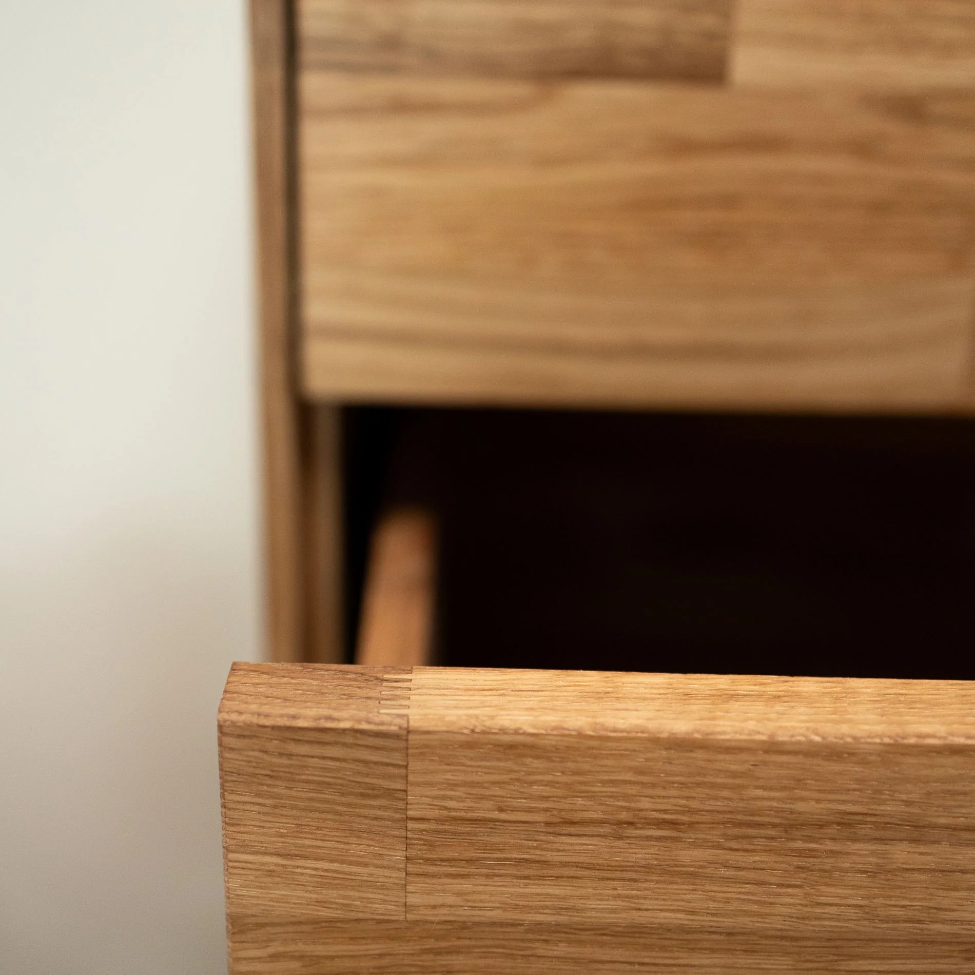 Cómoda alta de madera maciza de roble Escandi 6 | NordicStory - Image 3