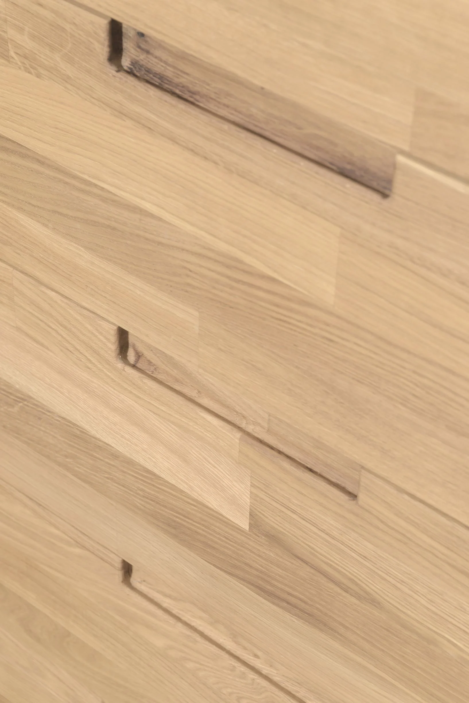 Cómoda alta de madera maciza de roble Escandi 6 | NordicStory - Image 7