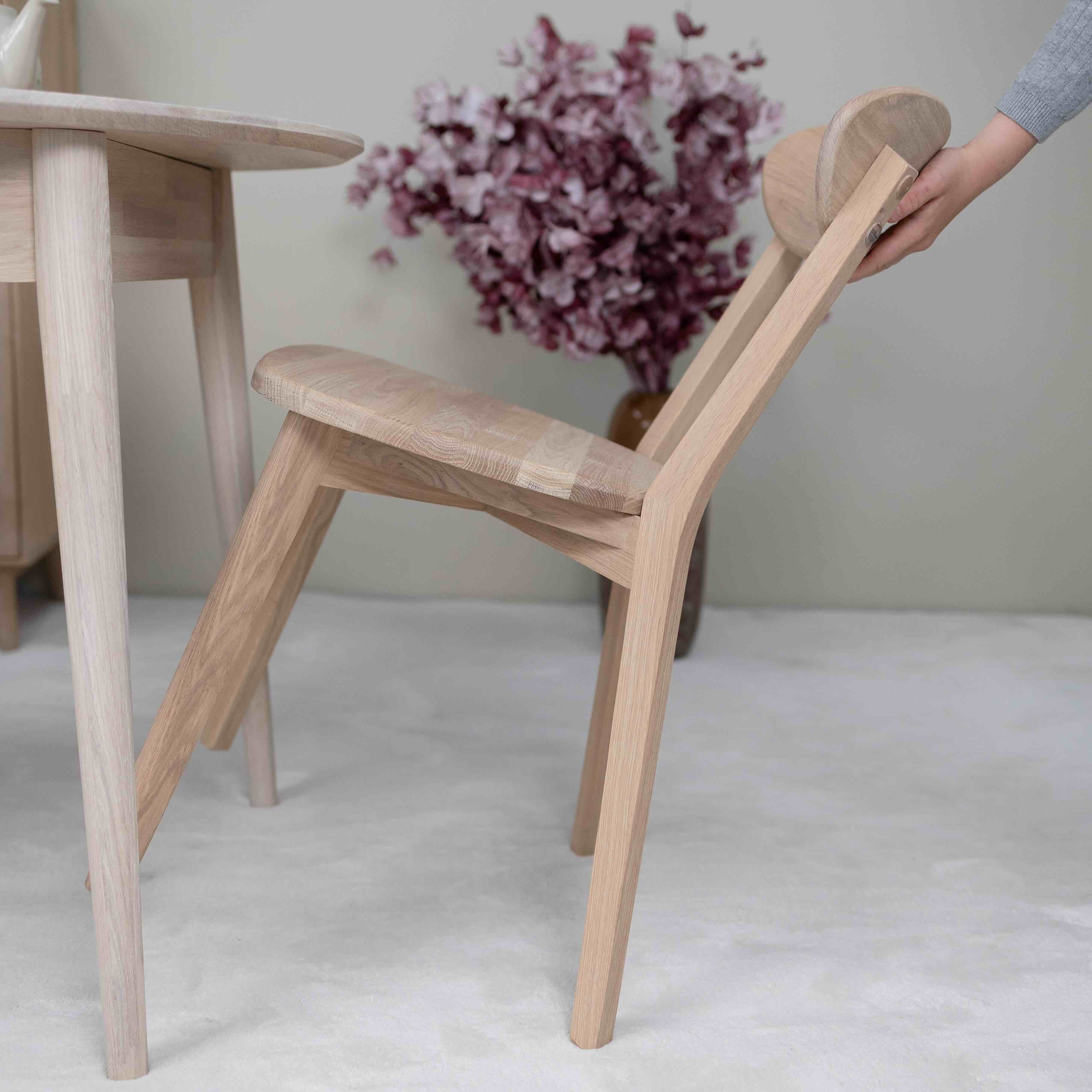 Conjunto mesa de madera maciza Escandi 3 y dos sillas ISKU - Image 5