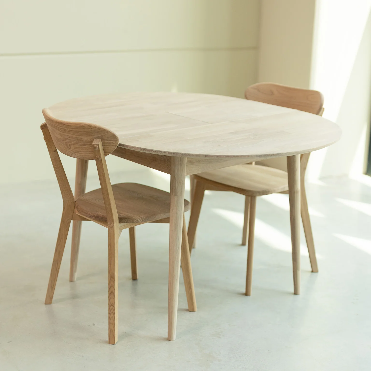 Conjunto mesa de madera maciza Escandi 3 y dos sillas ISKU - Image 7