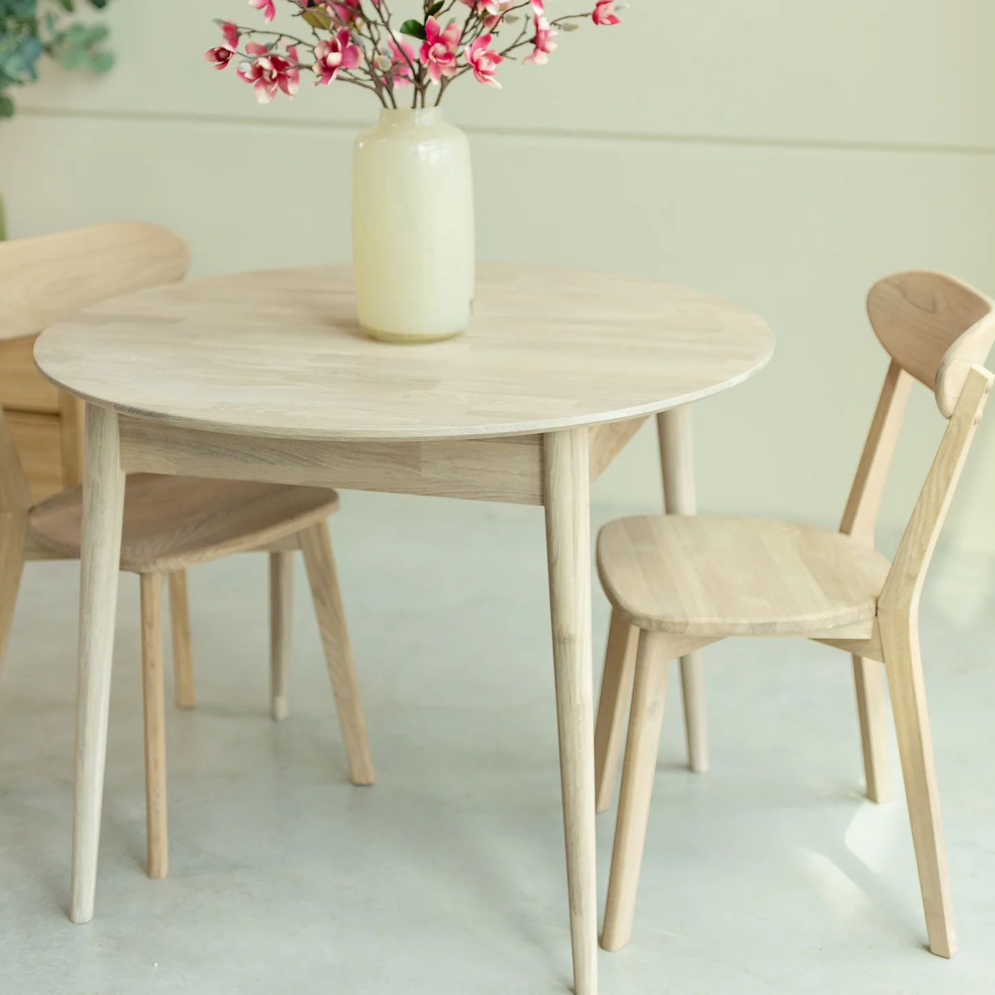 Conjunto mesa de madera maciza Escandi 3 y dos sillas ISKU - Image 9