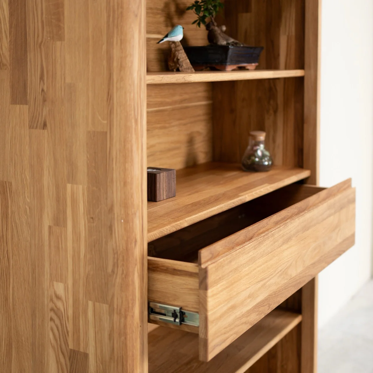 Libreria Estanteria de pared con 2 cajones de madera maciza de roble Elsa 2 | NordicStory - Image 6
