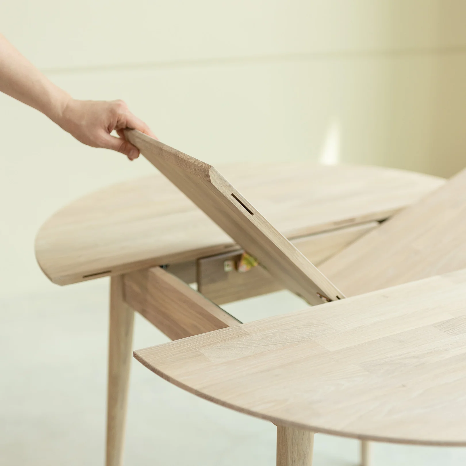 Mesa extensible de comedor de madera maciza de roble Escandi 4 | NordicStory - Image 9
