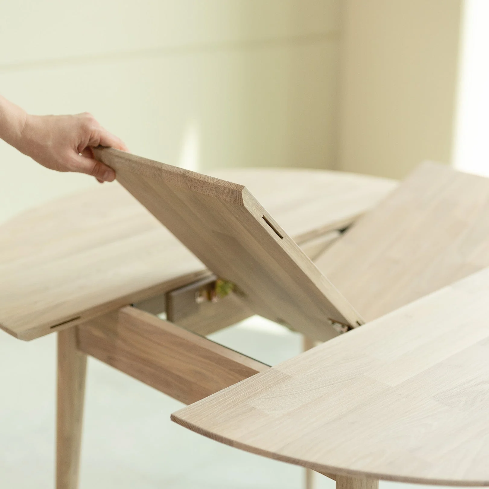 Mesa de comedor redonda y extensible de madera maciza de roble Escandi 3 | NordicStory - Image 12