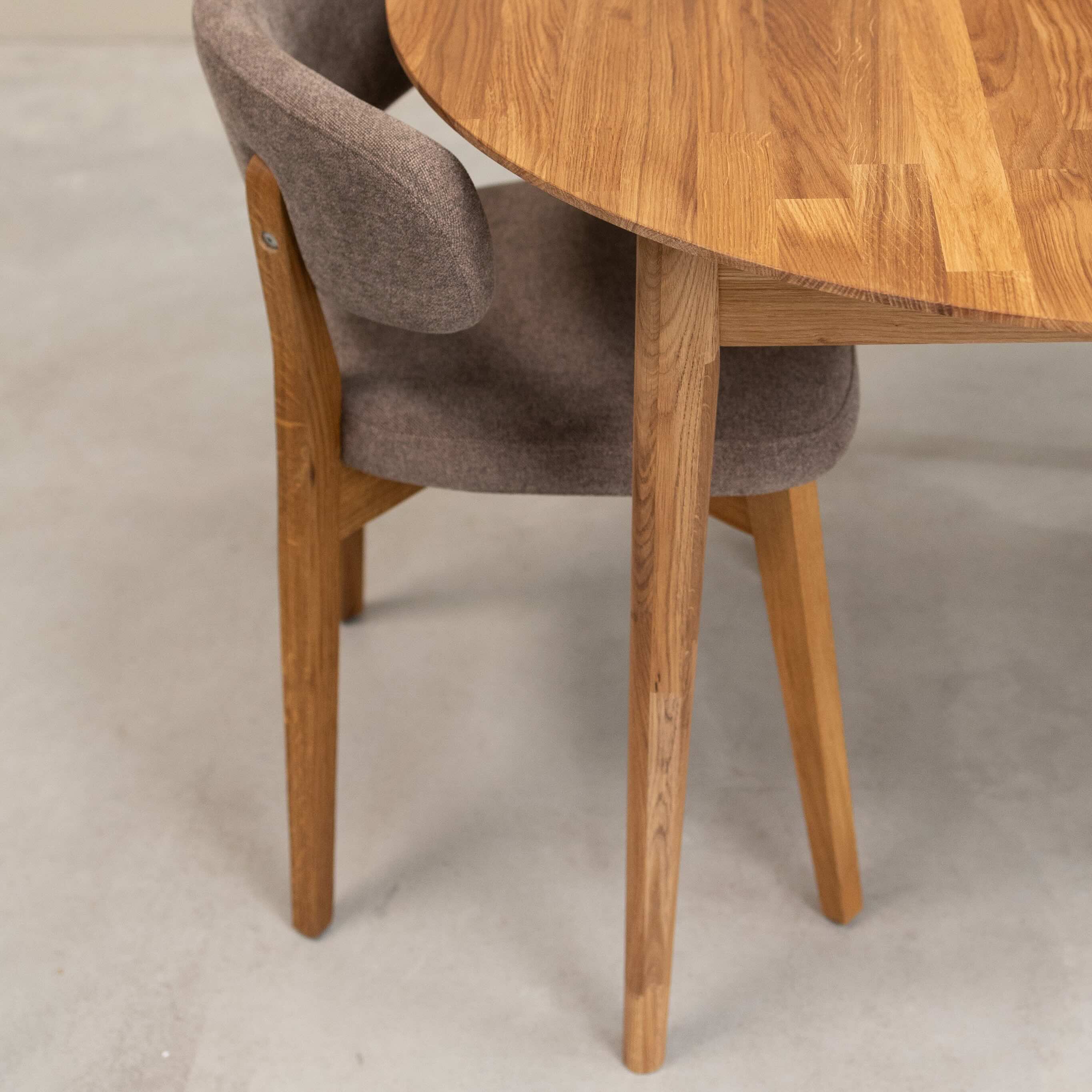 Mesa de comedor redonda y extensible de madera maciza de roble Escandi 5 | NordicStory - Image 12