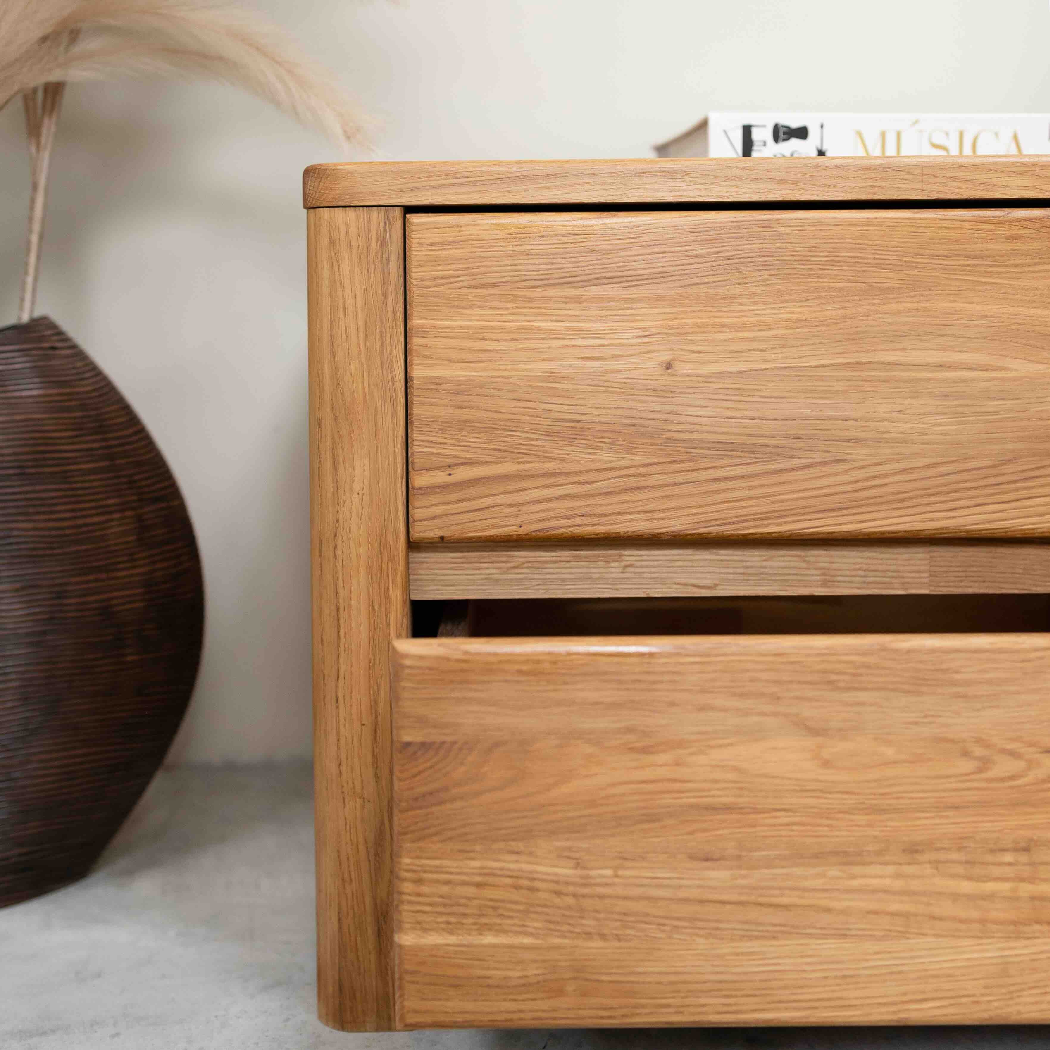 Mesa de noche de madera maciza de roble Elsa | NordicStory - Image 3