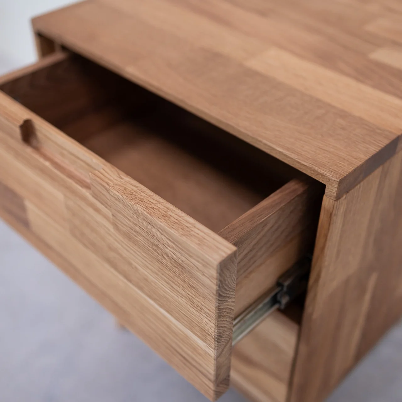 Mesita de noche de madera maciza de roble Escandi | NordicStory - Image 3