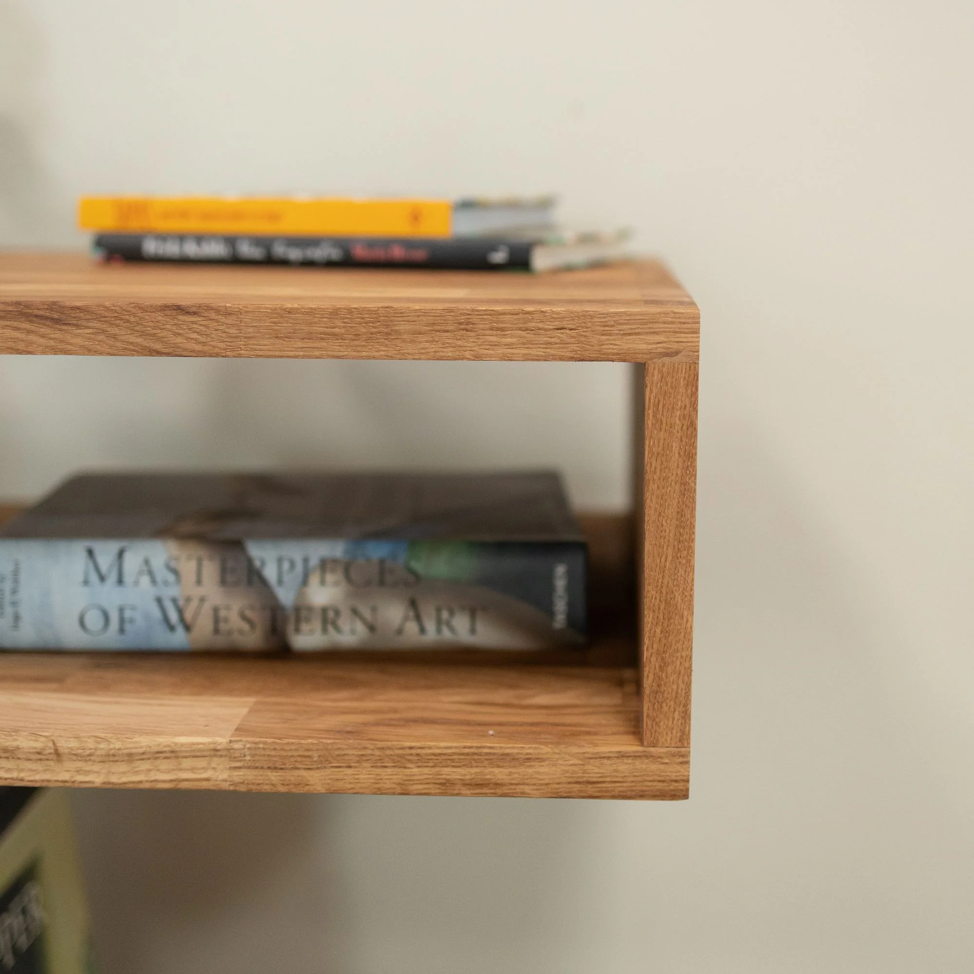 Mesa auxiliar de madera maciza de roble Sofi | NordicStory - Image 6