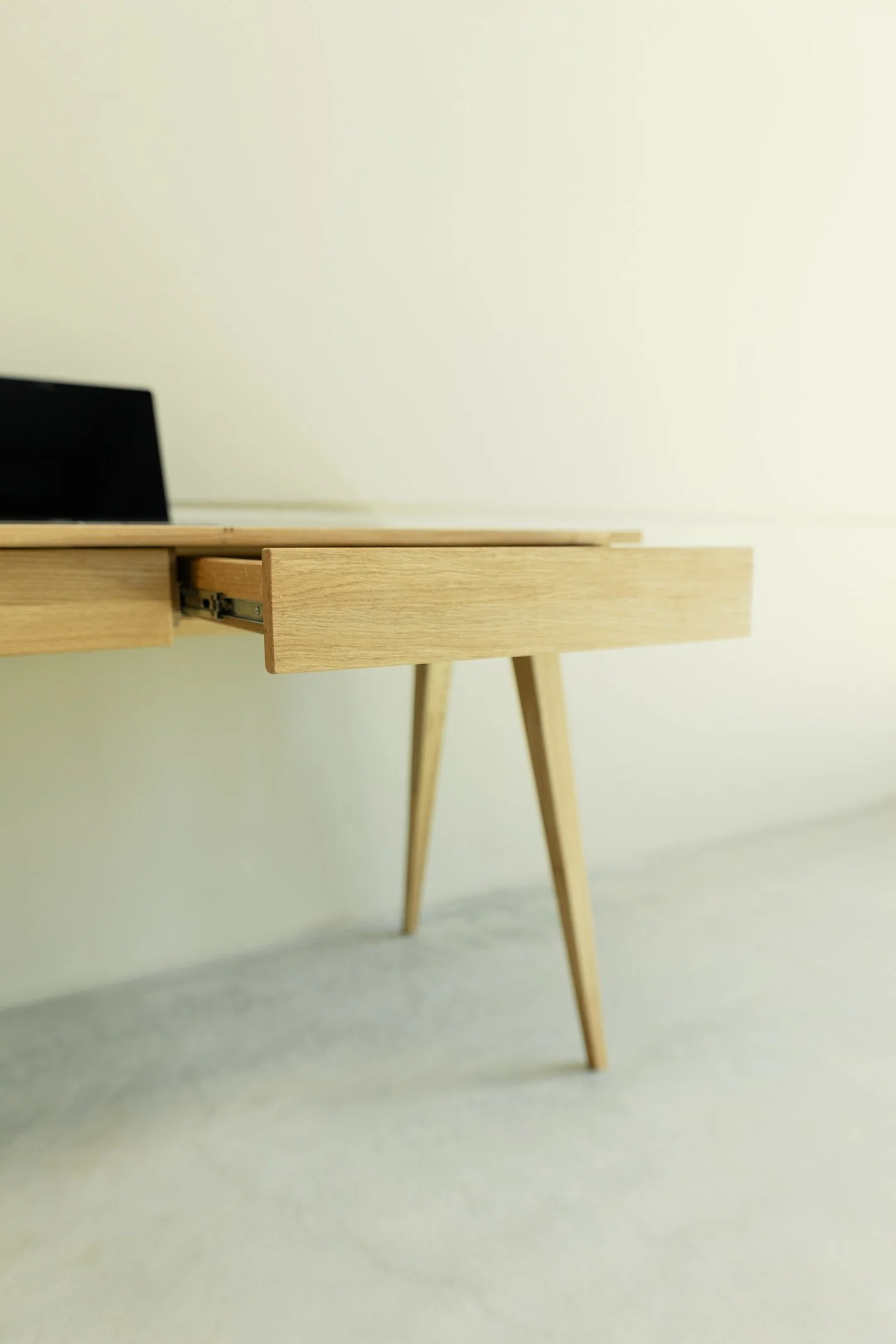 Mesa escritorio de madera maciza de roble Berg | NordicStory - Image 5