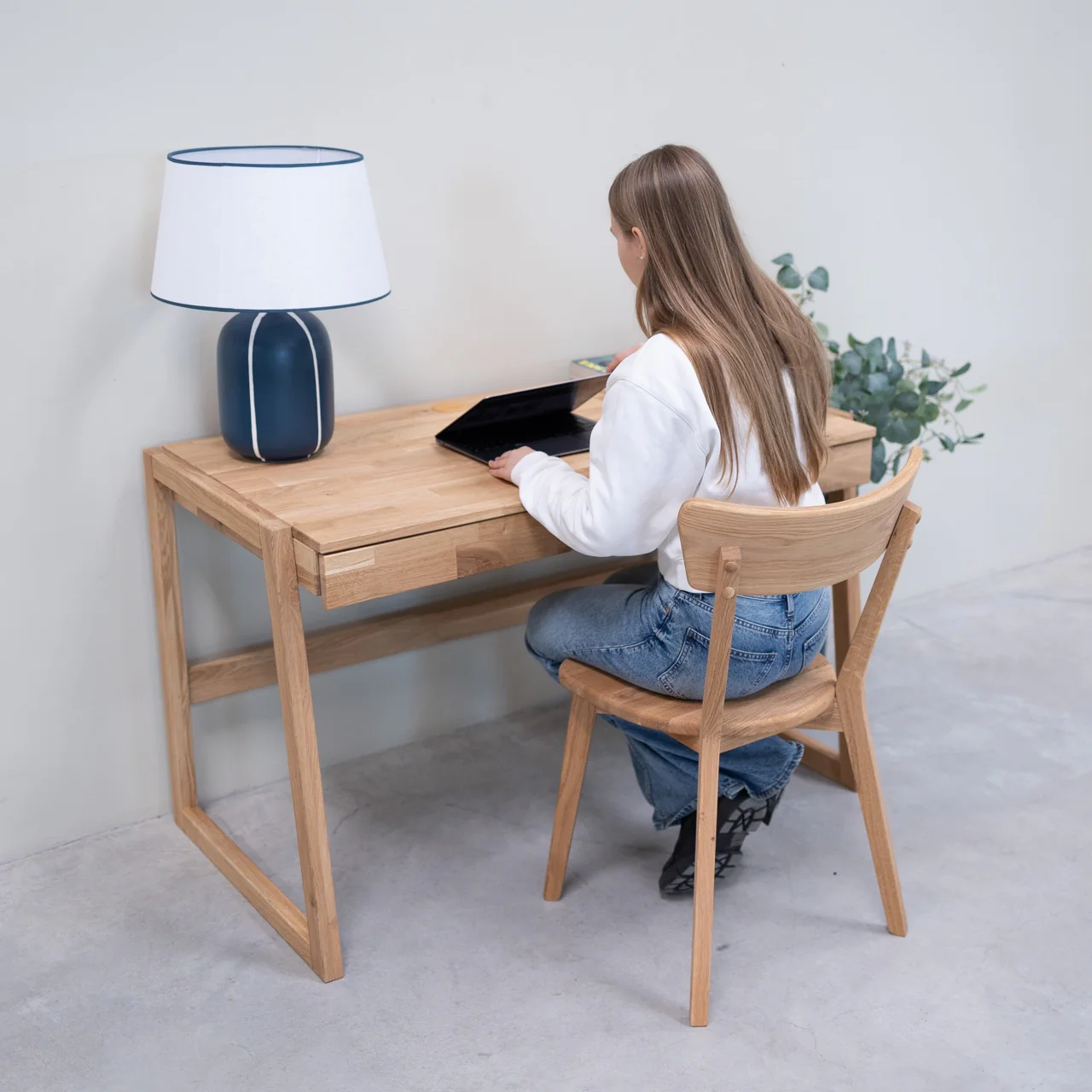 Mesa escritorio de madera maciza de roble Eric | NordicStory - Image 6