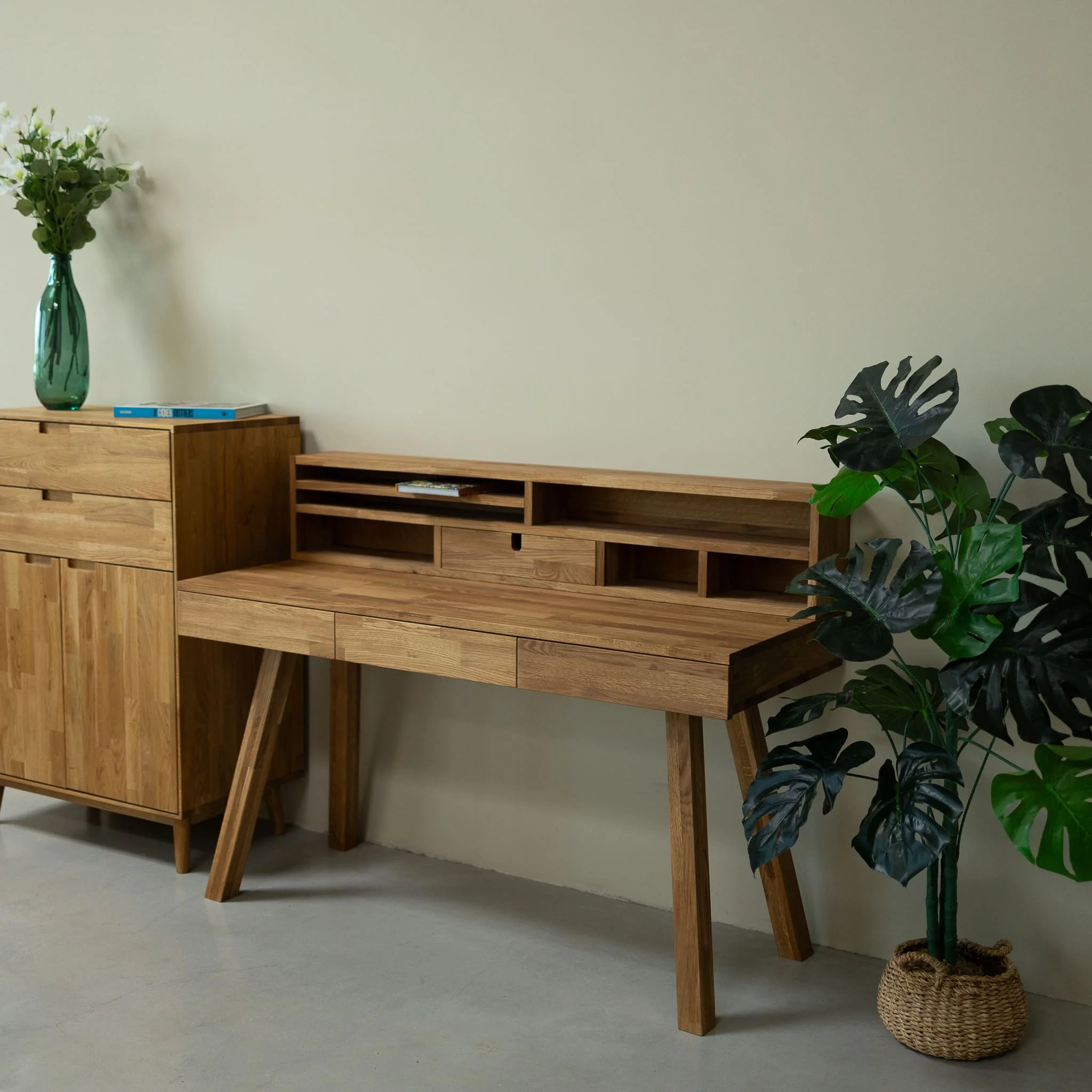 Mesa escritorio de madera maciza de roble Einstein 2 con estanteria flotante | NordicStory - Image 2