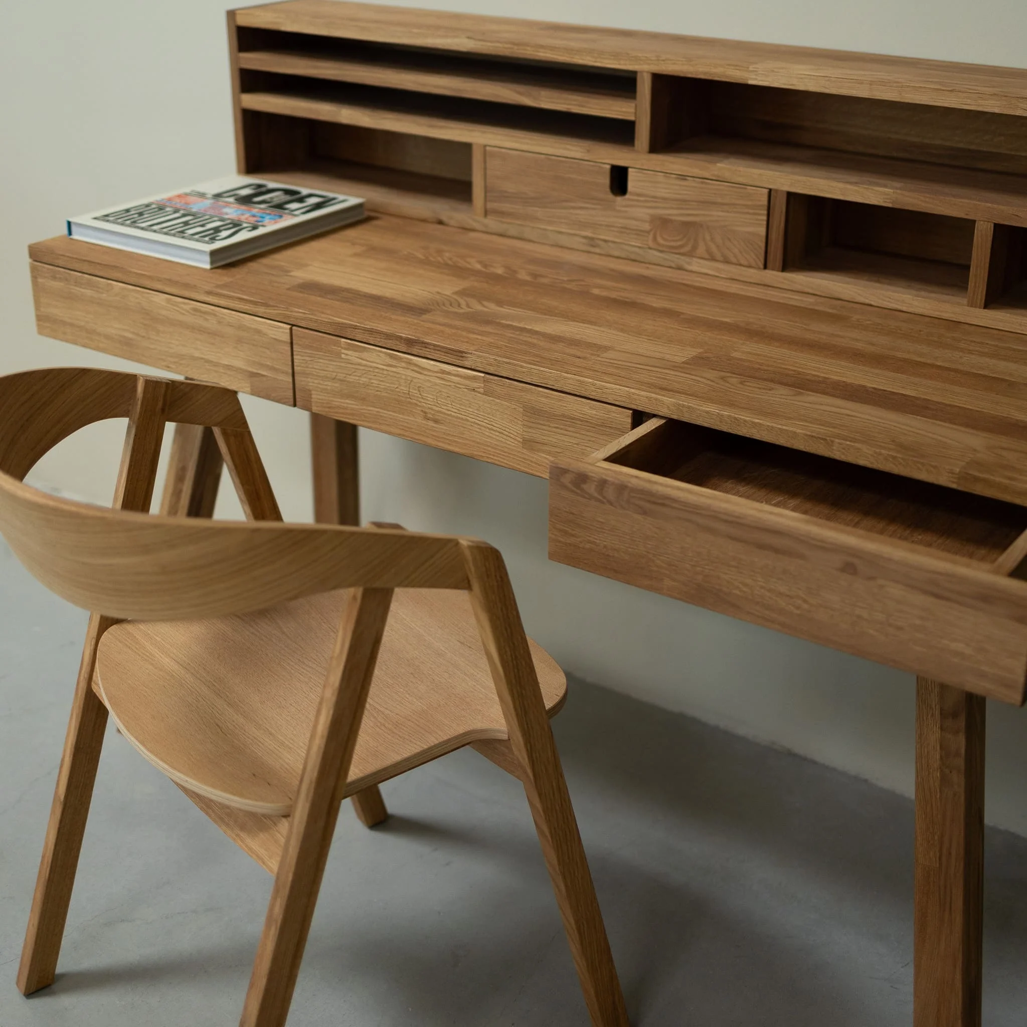 Mesa escritorio de madera maciza de roble Einstein 2 con estanteria flotante | NordicStory - Image 5