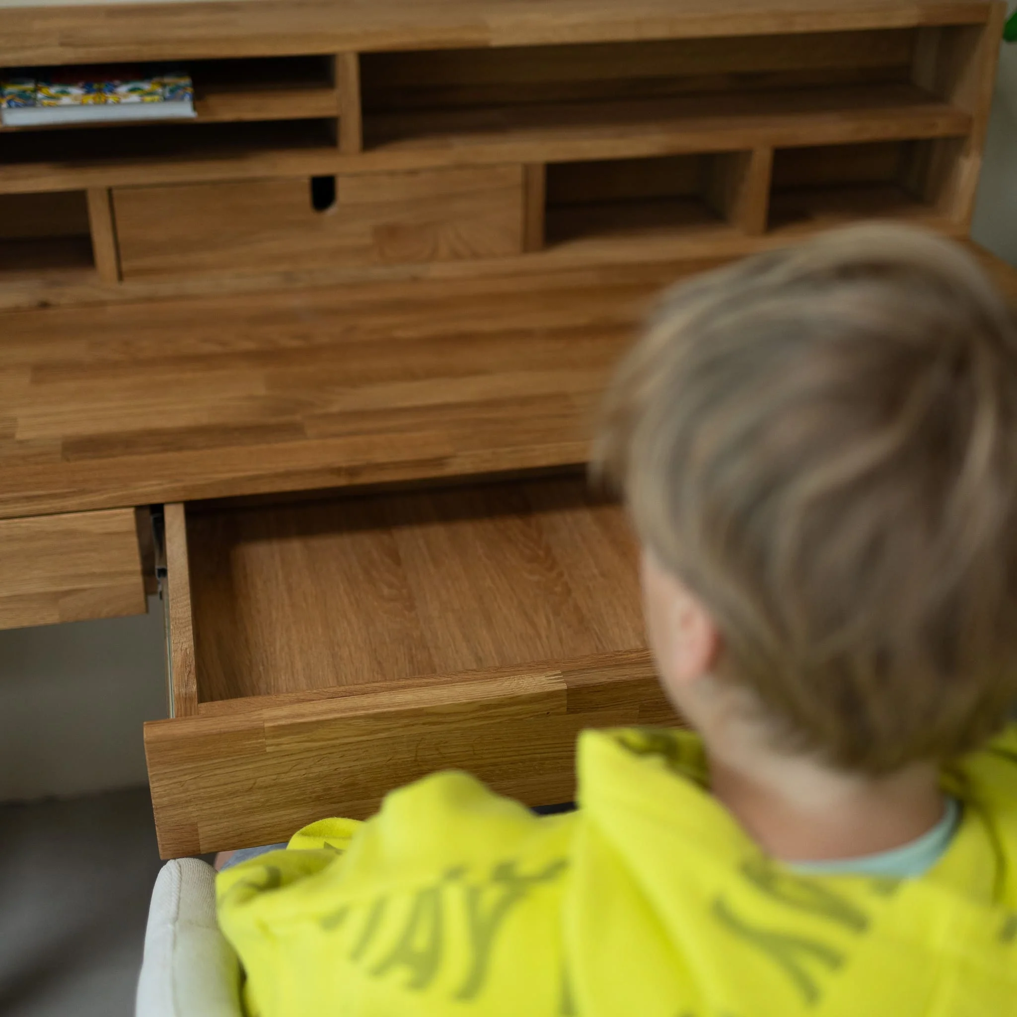 Mesa escritorio de madera maciza de roble Einstein 2 con estanteria flotante | NordicStory - Image 7