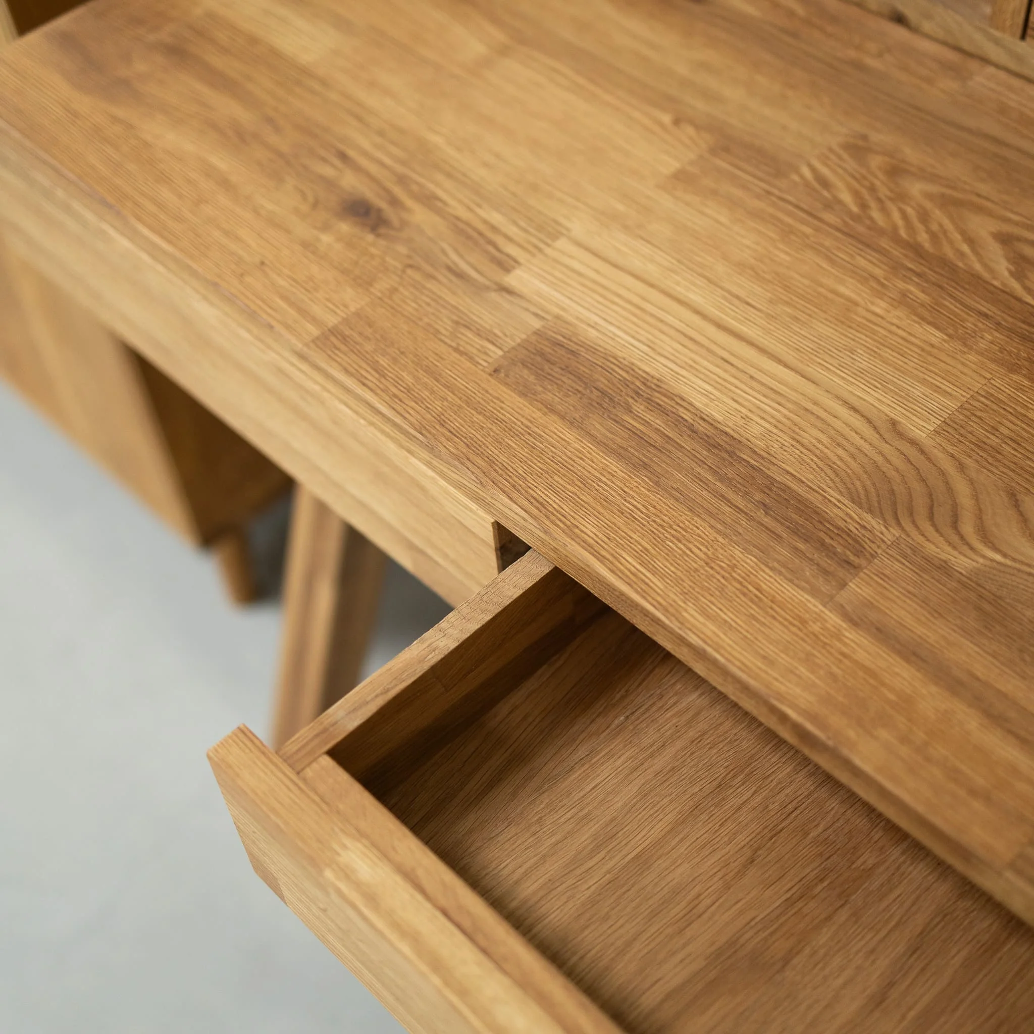 Mesa escritorio de madera maciza de roble Einstein 2 con estanteria flotante | NordicStory - Image 8