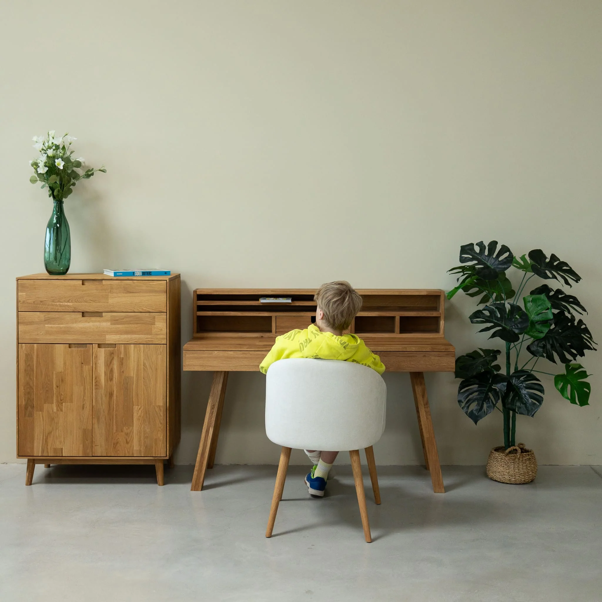 Mesa escritorio de madera maciza de roble Einstein 2 con estanteria flotante | NordicStory - Image 9