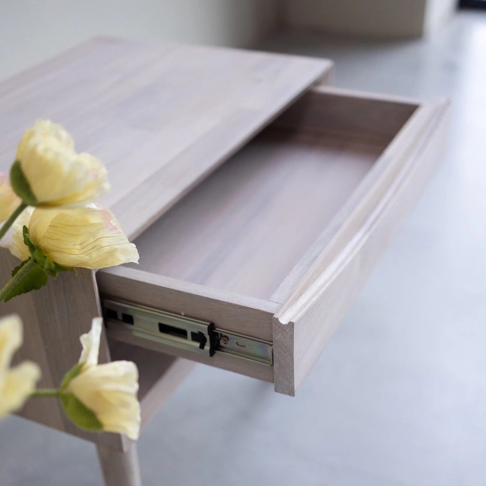 Mesita de noche de madera maciza de roble Escandi 2 | NordicStory - Image 10