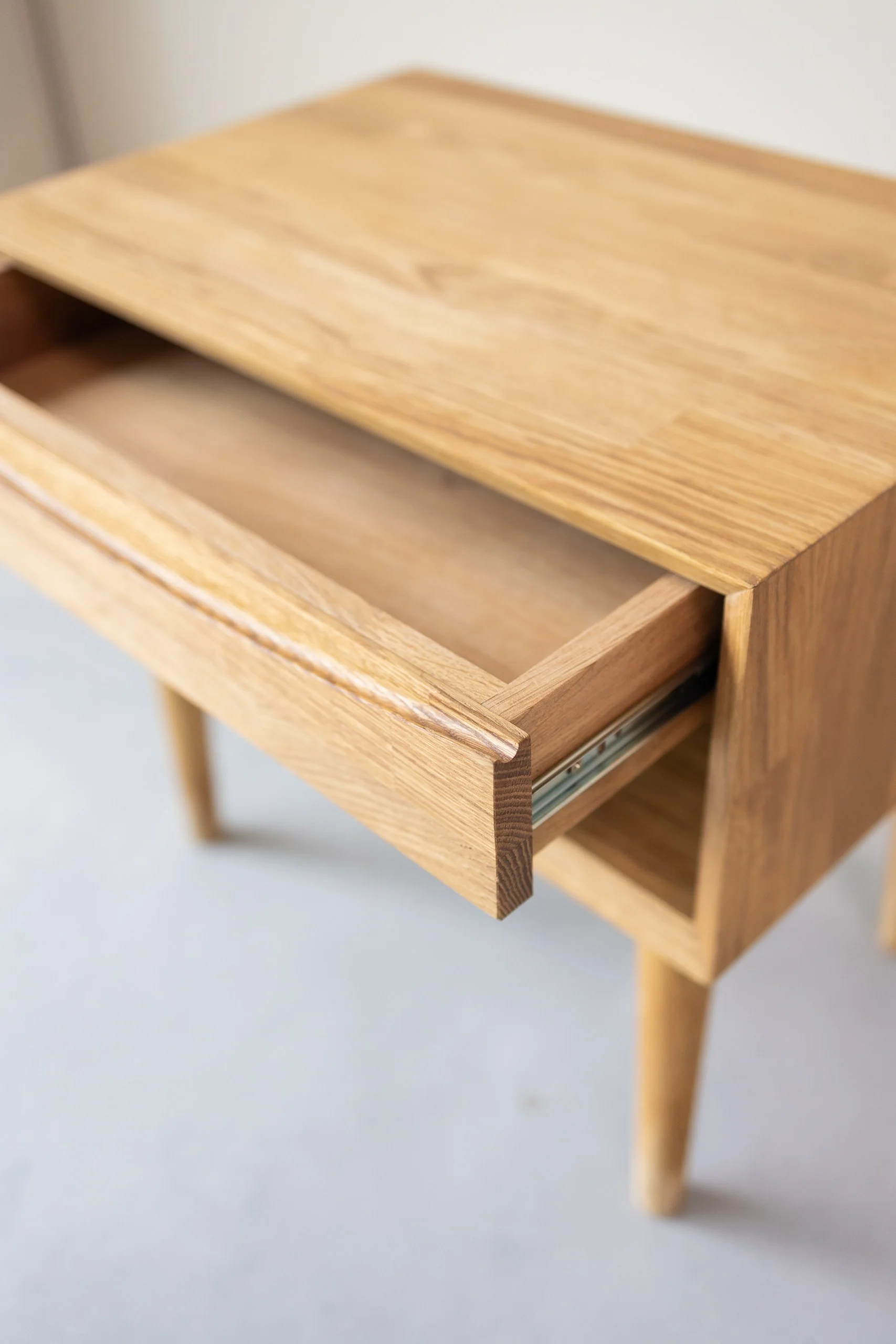 Mesita de noche de madera maciza de roble Escandi 2 | NordicStory - Image 3