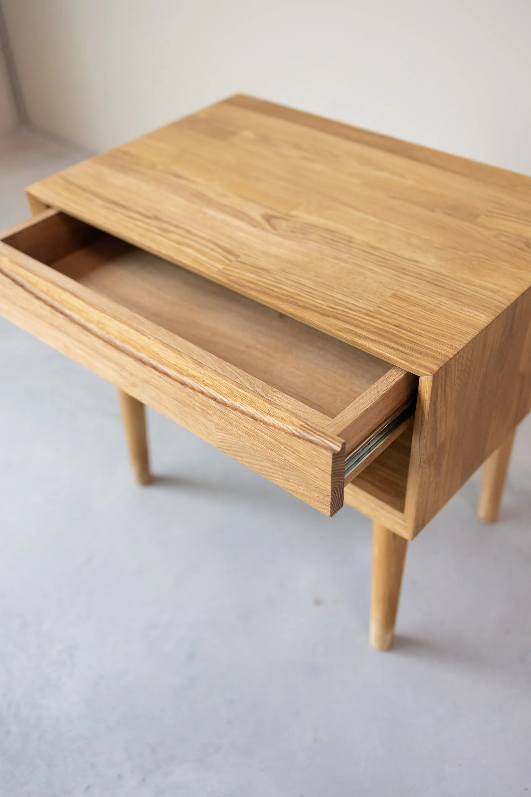 Mesita de noche de madera maciza de roble Escandi 2 | NordicStory - Image 6