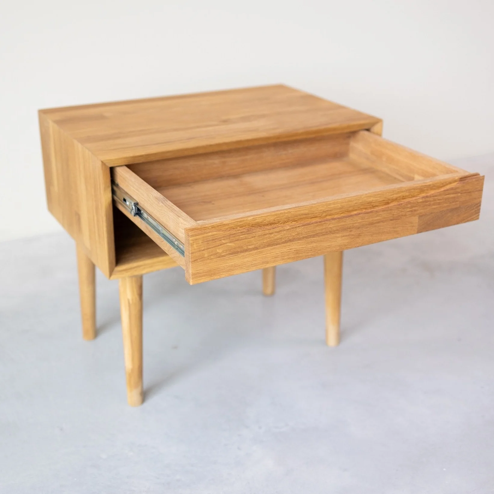 Mesita de noche de madera maciza de roble Escandi 2 | NordicStory - Image 7