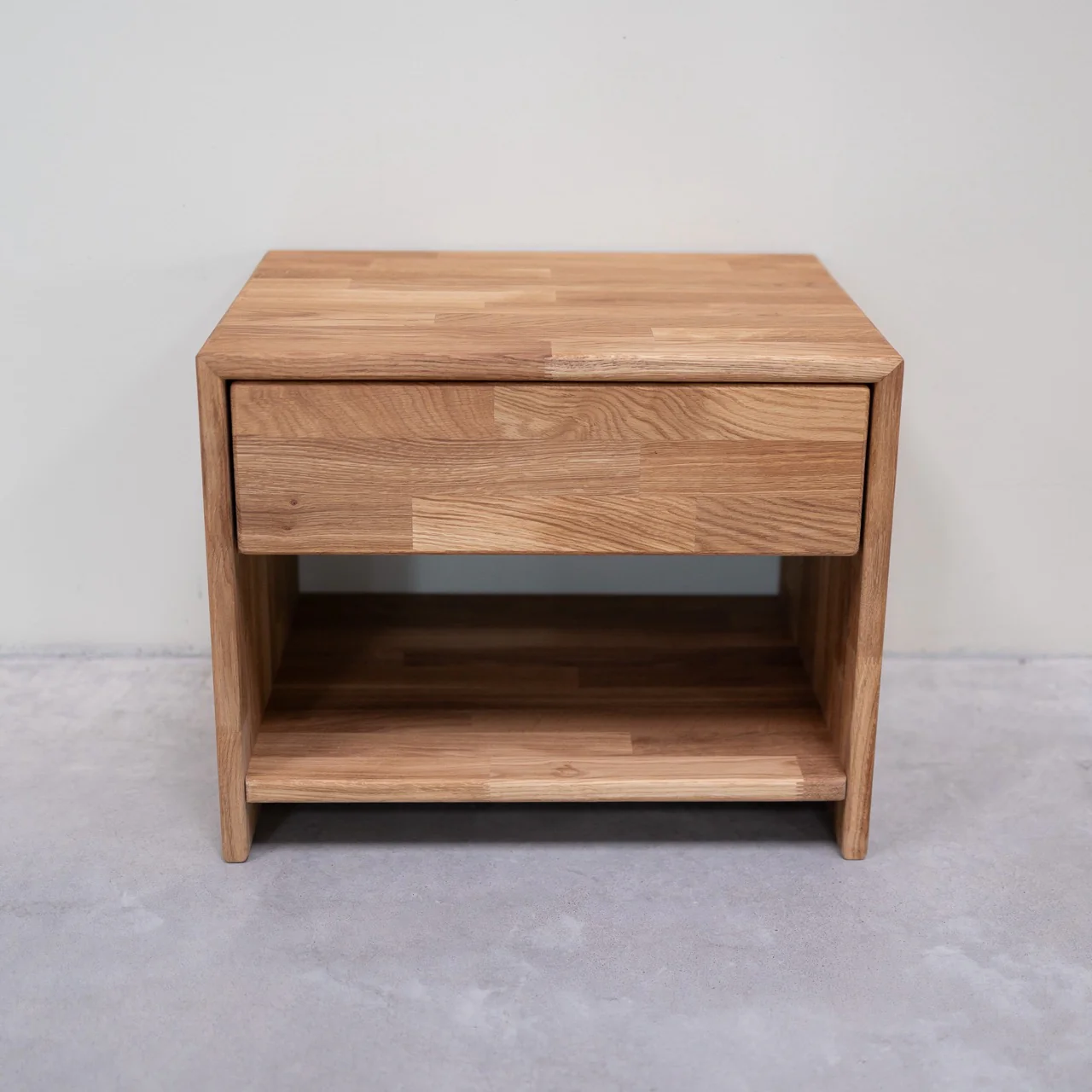 Mesita de noche de madera maciza de roble Judith | NordicStory - Image 3