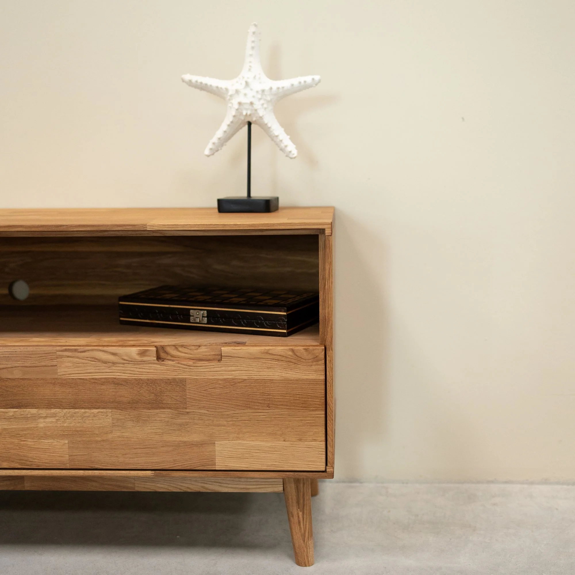 Mueble de TV de madera maciza de roble Escandi 2 | NordicStory - Image 3