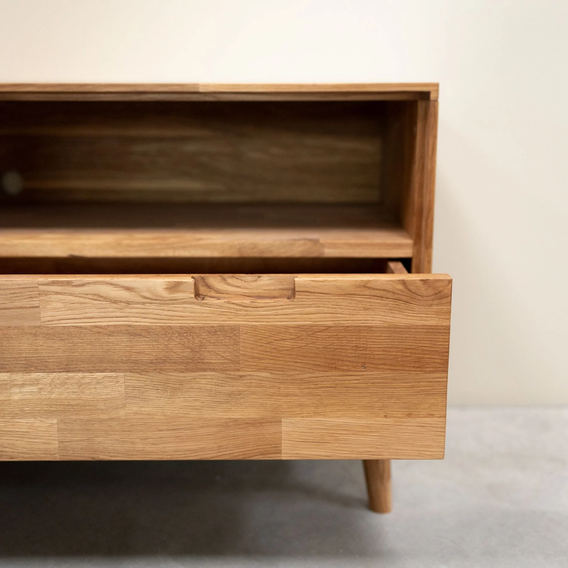 Mueble de TV de madera maciza de roble Escandi 2 | NordicStory - Image 4