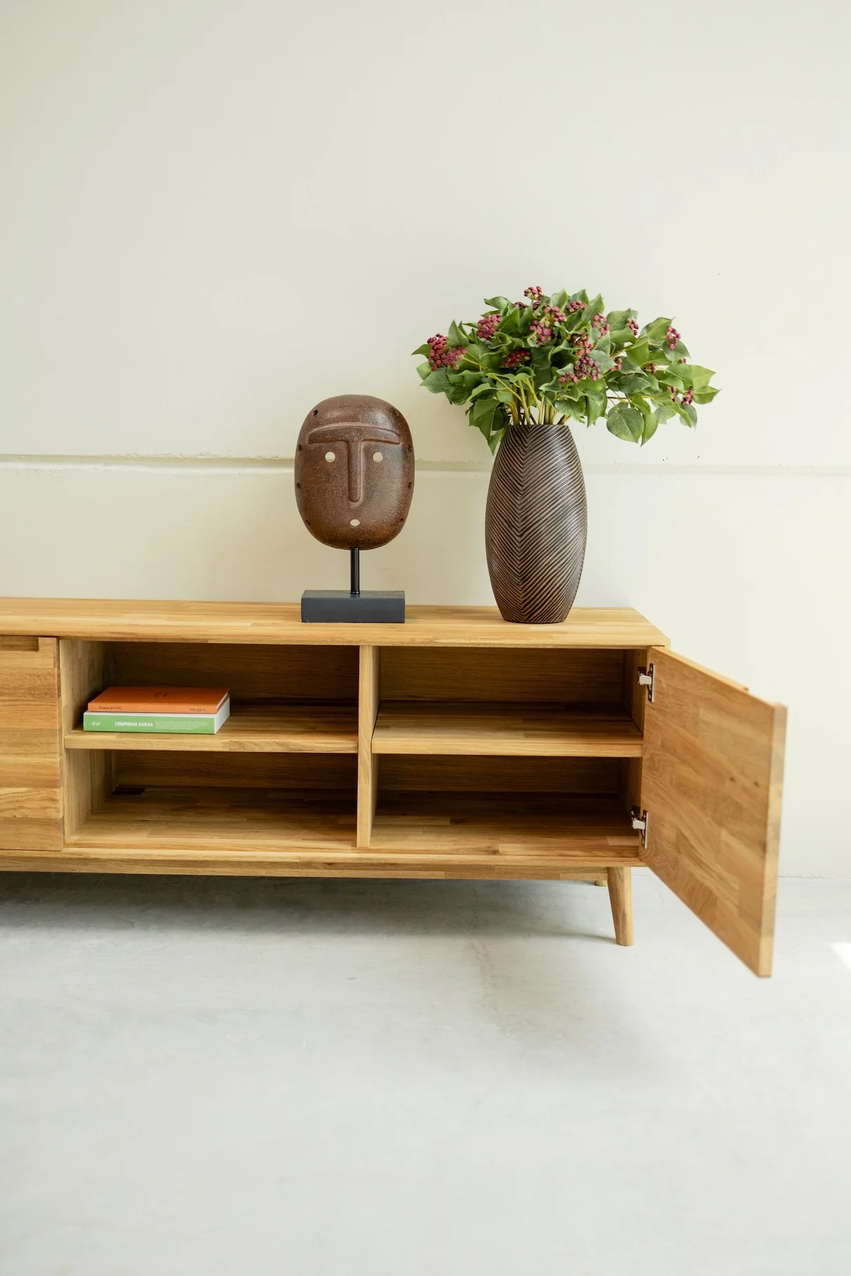 Mueble de TV de madera maciza de roble Escandi | NordicStory - Image 13