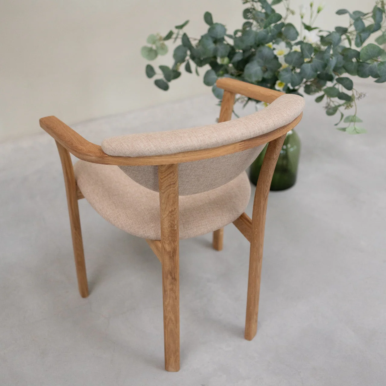 Pack de 2 o 4 Sillas de Comedor Alexis, Estructura de Madera Maciza de Roble, Tapizado en Color Beige | NordicStory - Image 3