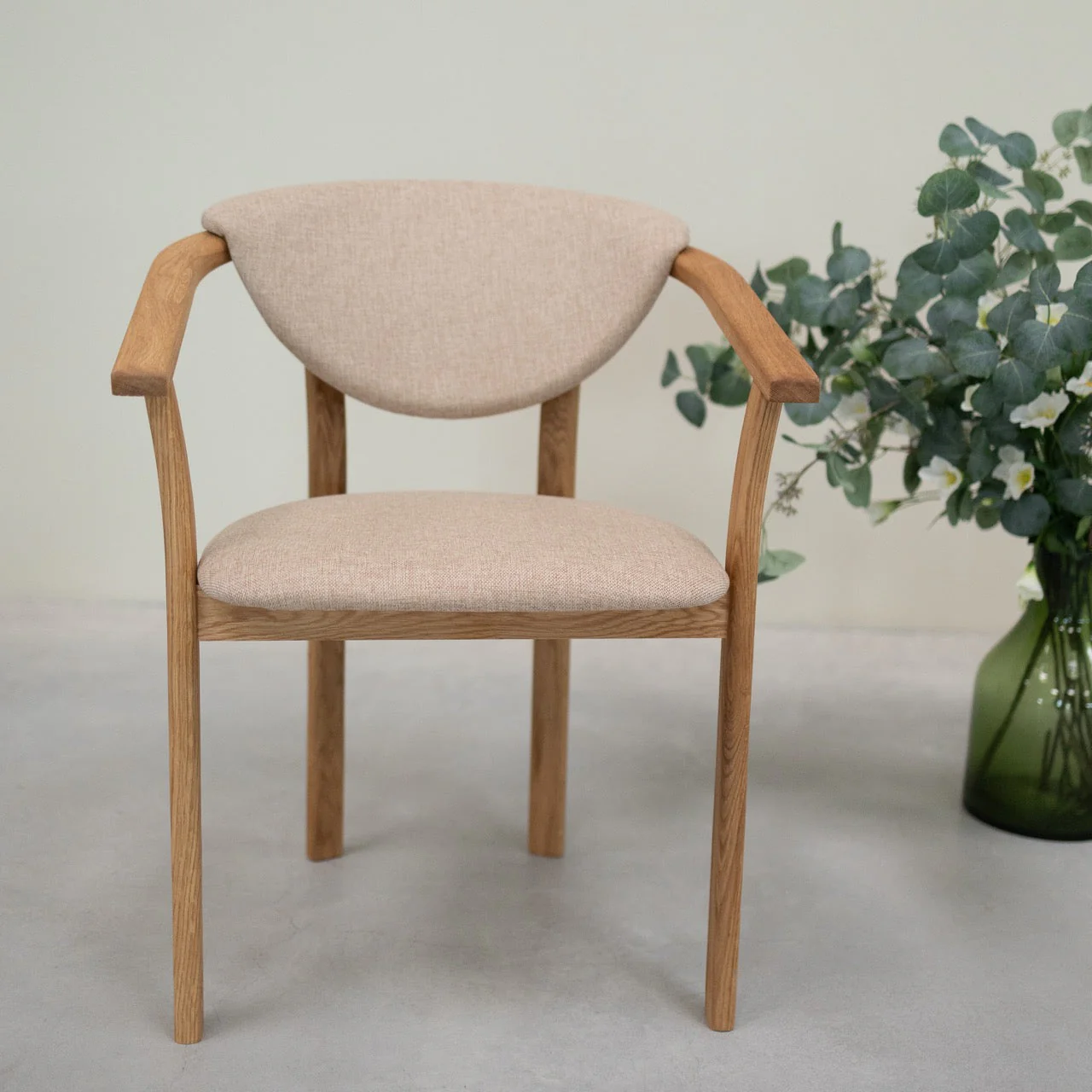 Pack de 2 o 4 Sillas de Comedor Alexis, Estructura de Madera Maciza de Roble, Tapizado en Color Beige | NordicStory - Image 4