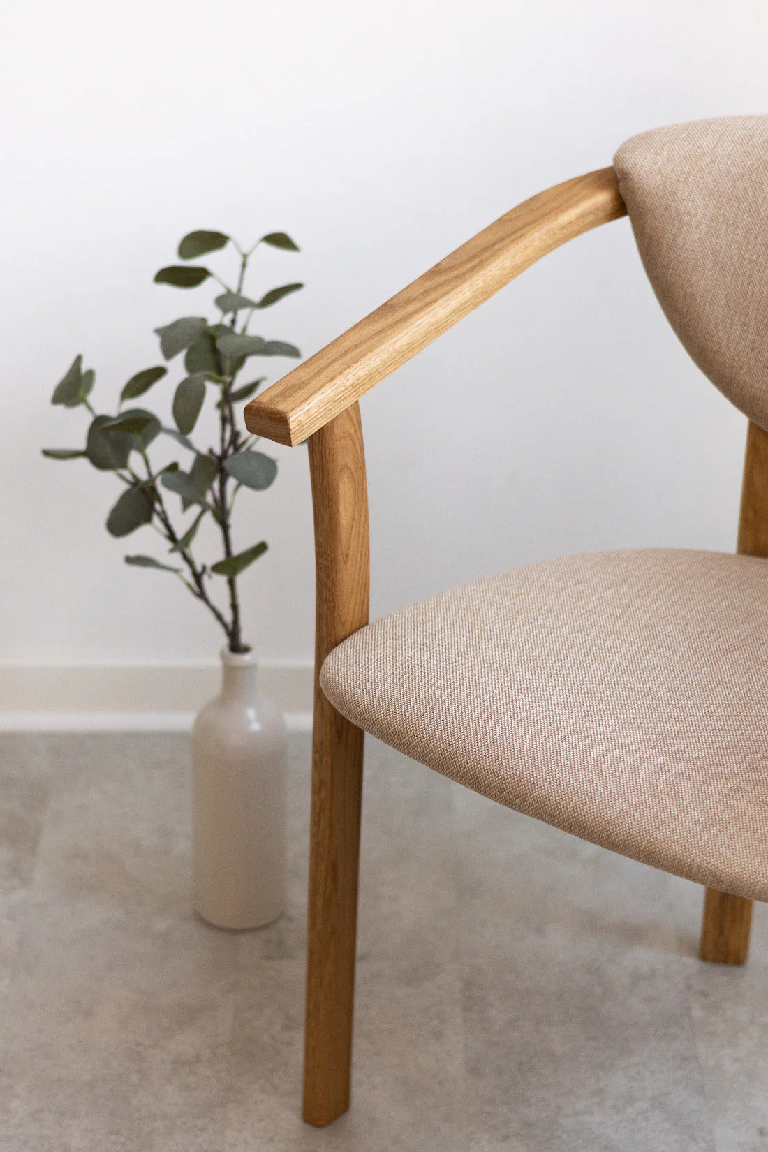 Pack de 2 o 4 Sillas de Comedor Alexis, Estructura de Madera Maciza de Roble, Tapizado en Color Beige | NordicStory - Image 5