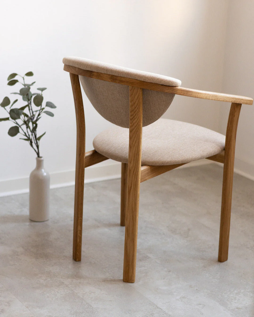 Pack de 2 o 4 Sillas de Comedor Alexis, Estructura de Madera Maciza de Roble, Tapizado en Color Beige | NordicStory - Image 6