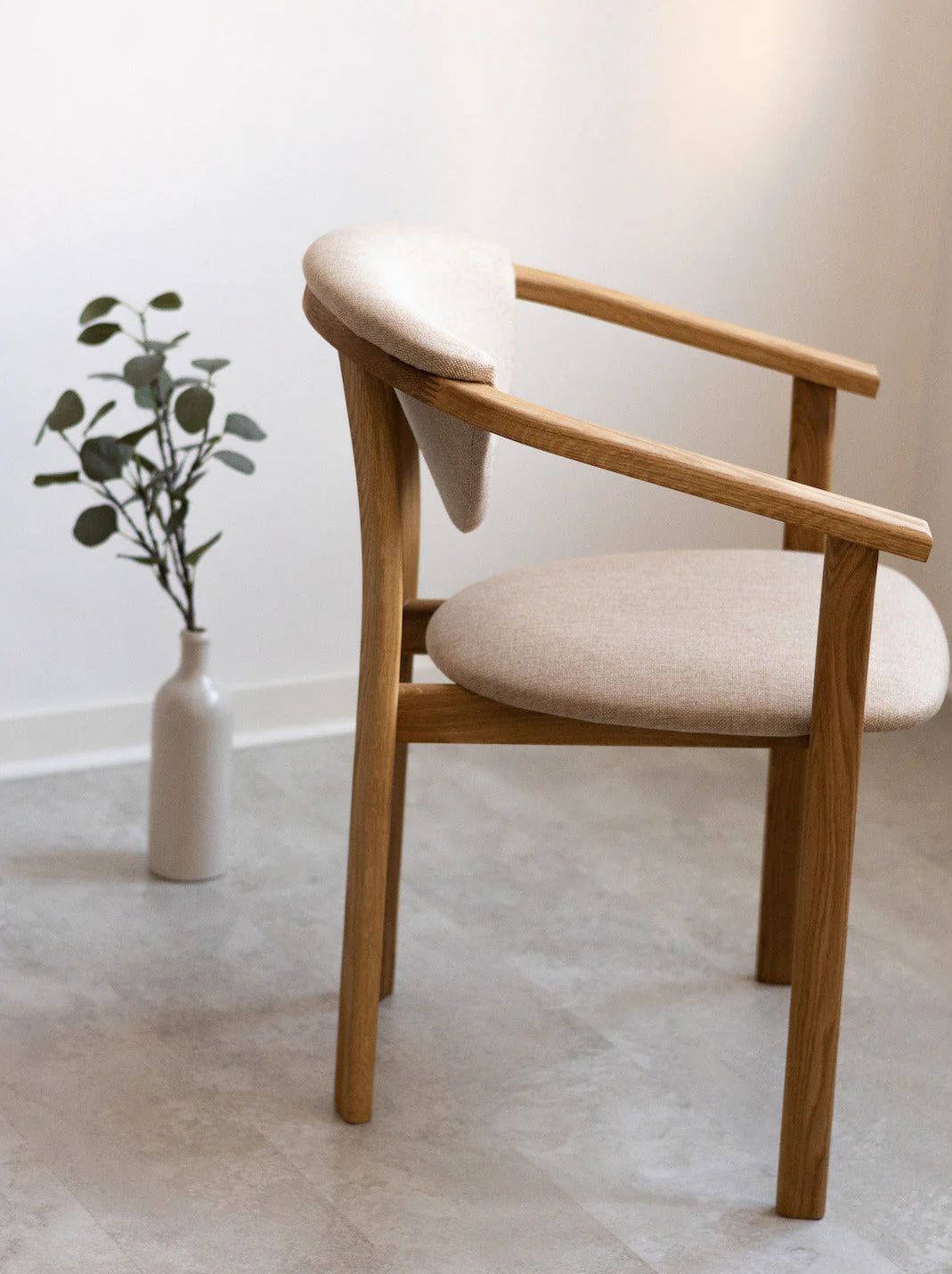 Pack de 2 o 4 Sillas de Comedor Alexis, Estructura de Madera Maciza de Roble, Tapizado en Color Beige | NordicStory - Image 8