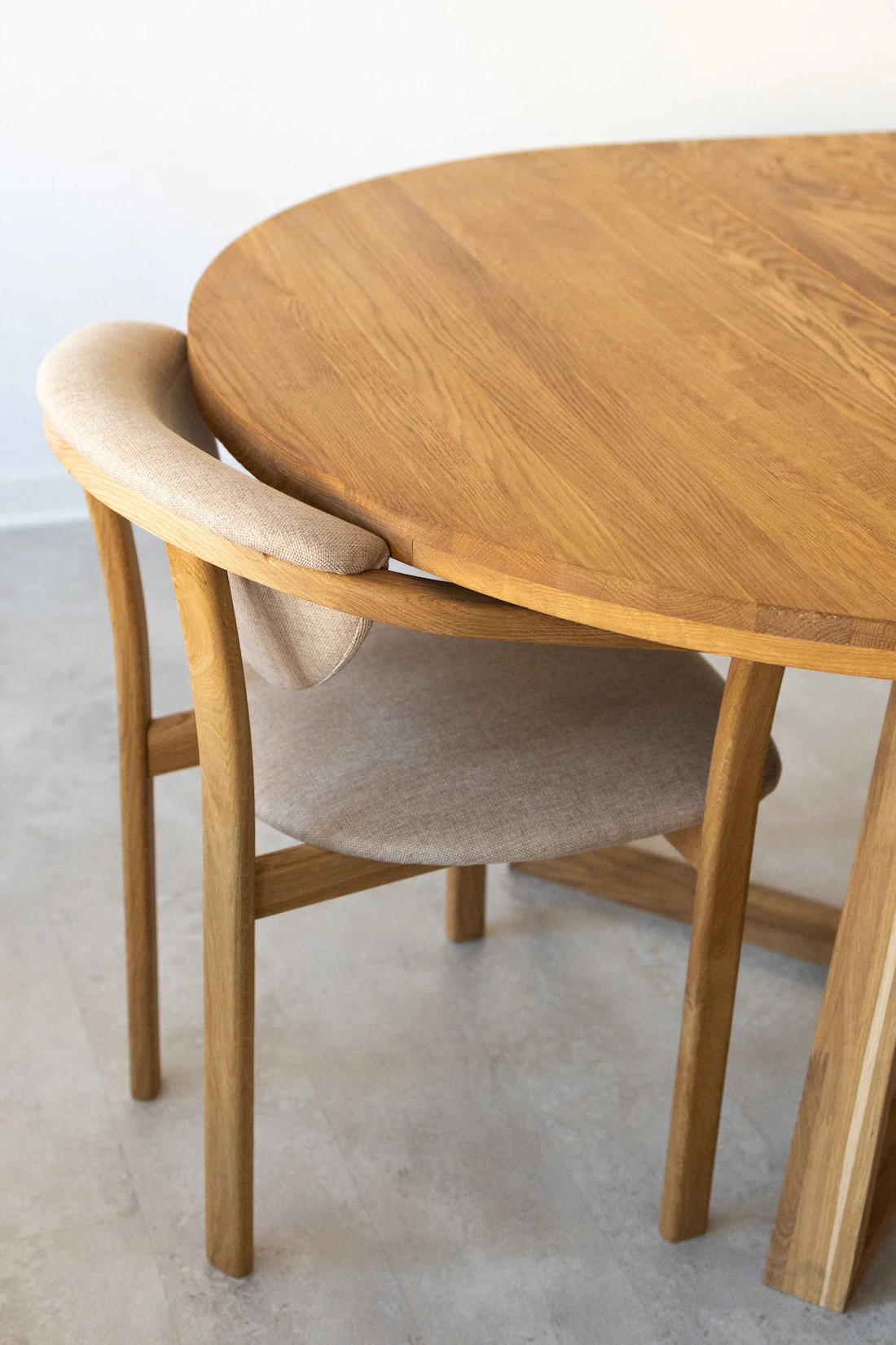 Pack de 2 o 4 Sillas de Comedor Alexis, Estructura de Madera Maciza de Roble, Tapizado en Color Beige | NordicStory - Image 9