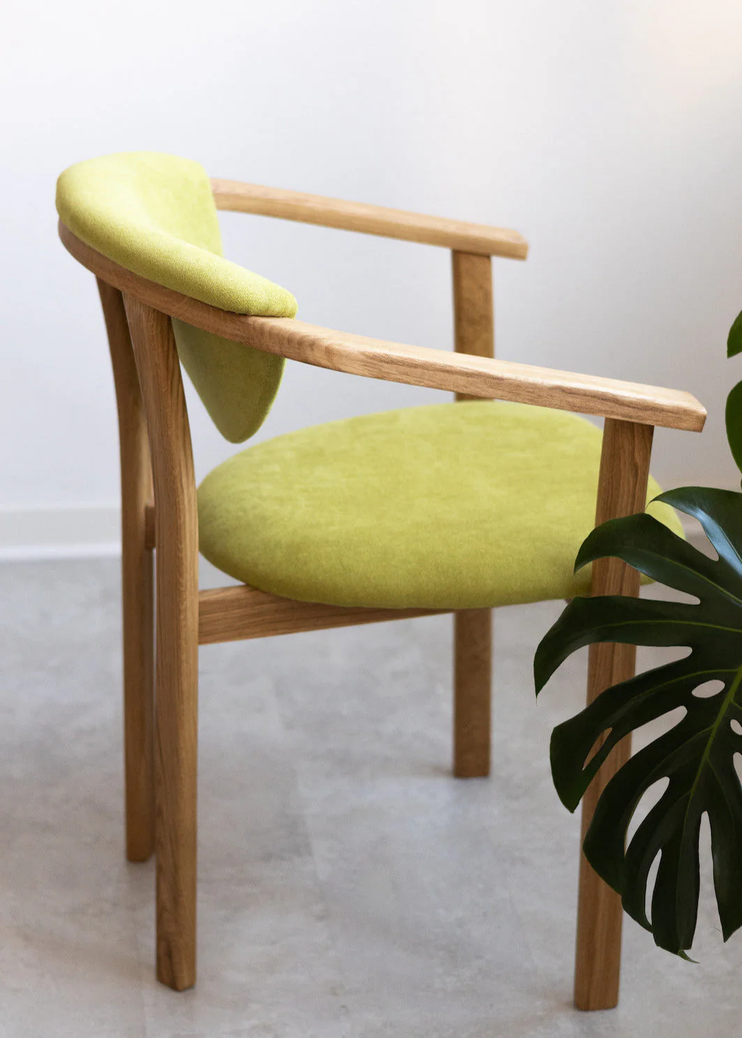 Pack de 2 o 4 Sillas de Comedor Alexis, Estructura de Madera Maciza de Roble, Tapizado en Color Verde Vida | NordicStory - Image 3