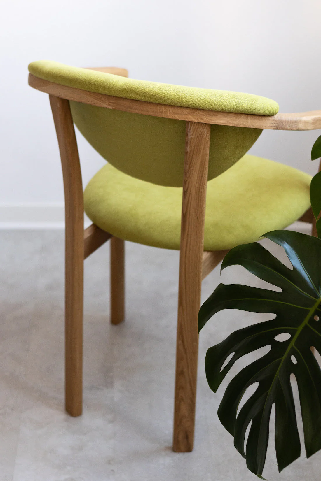 Pack de 2 o 4 Sillas de Comedor Alexis, Estructura de Madera Maciza de Roble, Tapizado en Color Verde Vida | NordicStory - Image 4