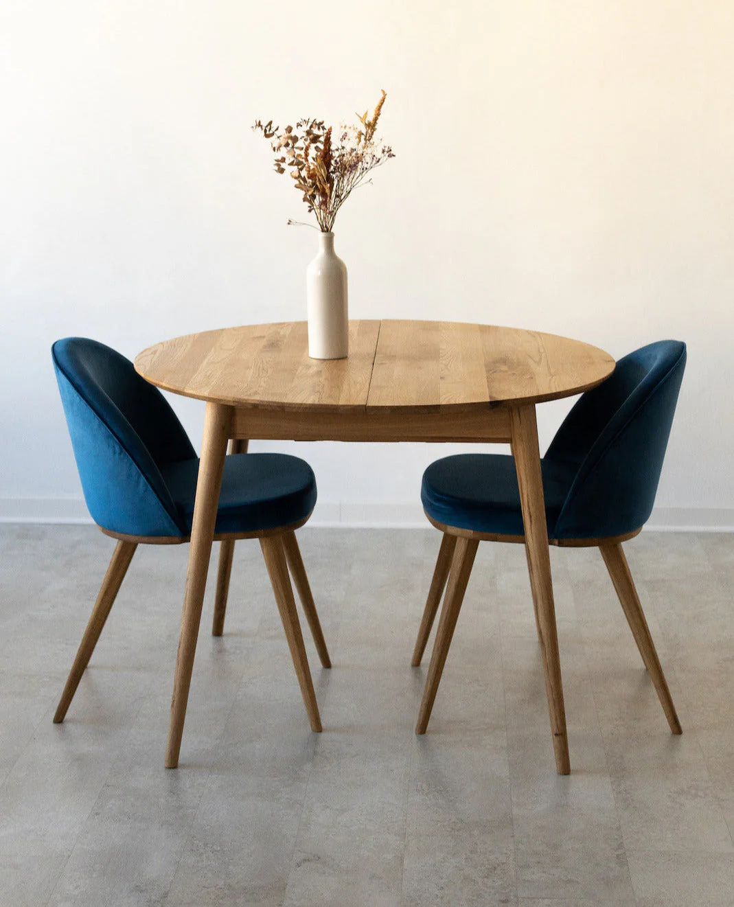 Pack de 2 o 4 Sillas de Comedor Clara, Estructura de Madera Maciza de Roble, Tapizado en Color Azul Monako | NordicStory - Image 3