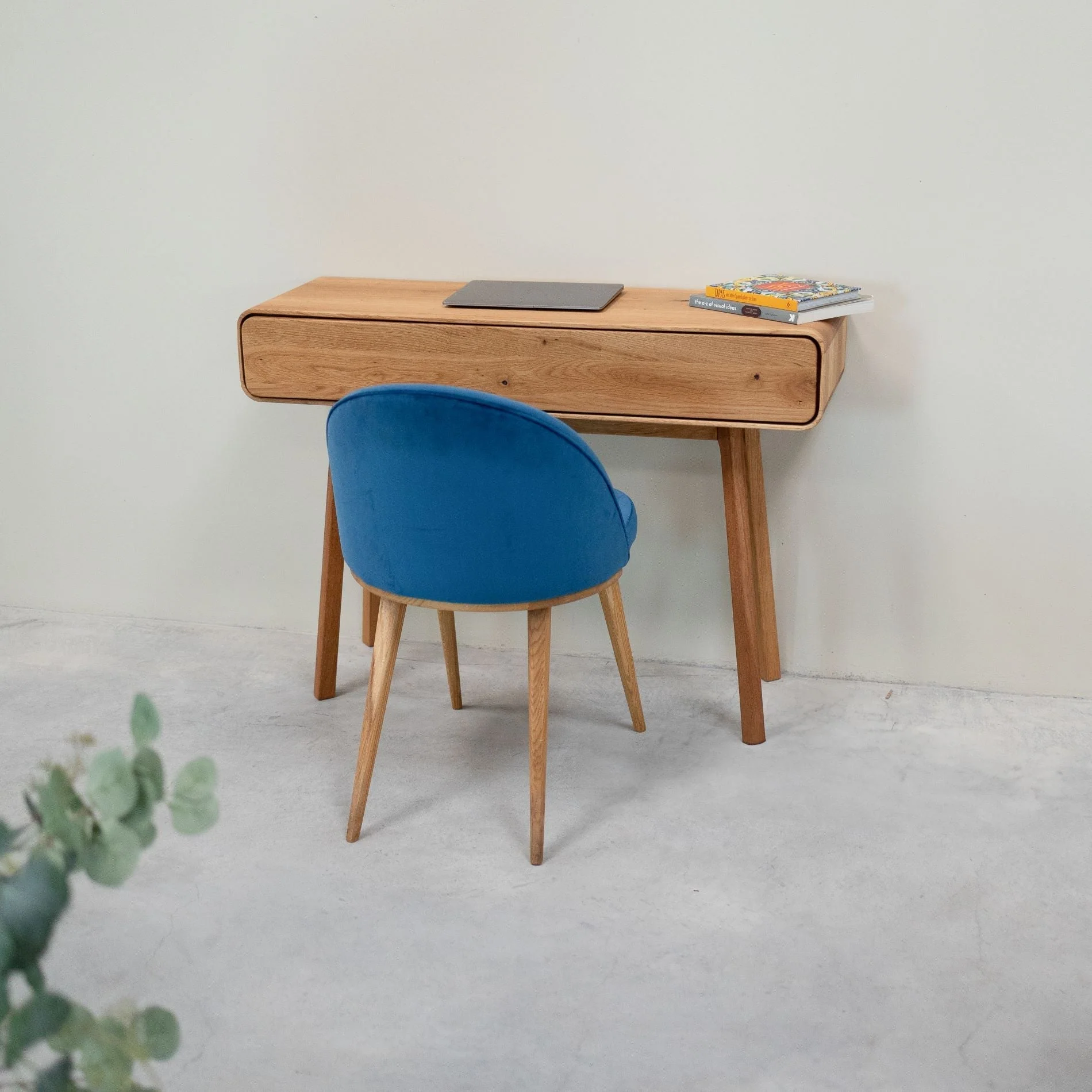 Pack de 2 o 4 Sillas de Comedor Clara, Estructura de Madera Maciza de Roble, Tapizado en Color Azul Monako | NordicStory - Image 4