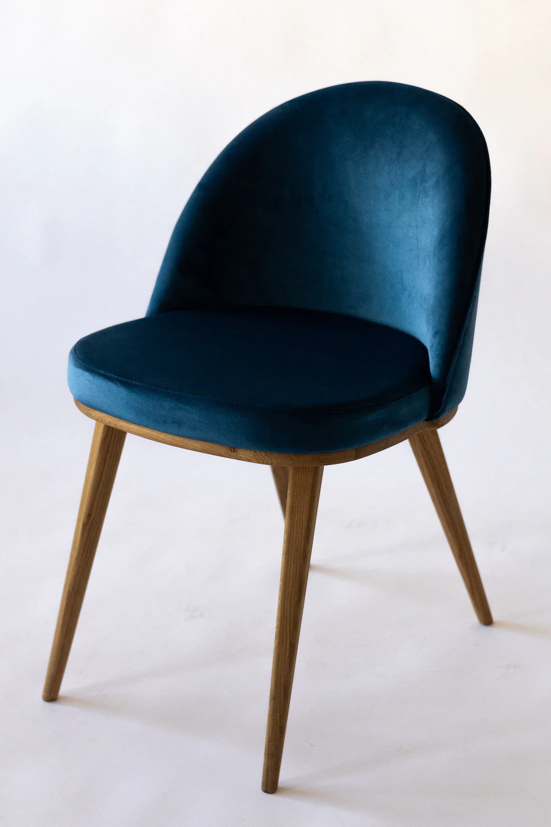Pack de 2 o 4 Sillas de Comedor Clara, Estructura de Madera Maciza de Roble, Tapizado en Color Azul Monako | NordicStory - Image 6