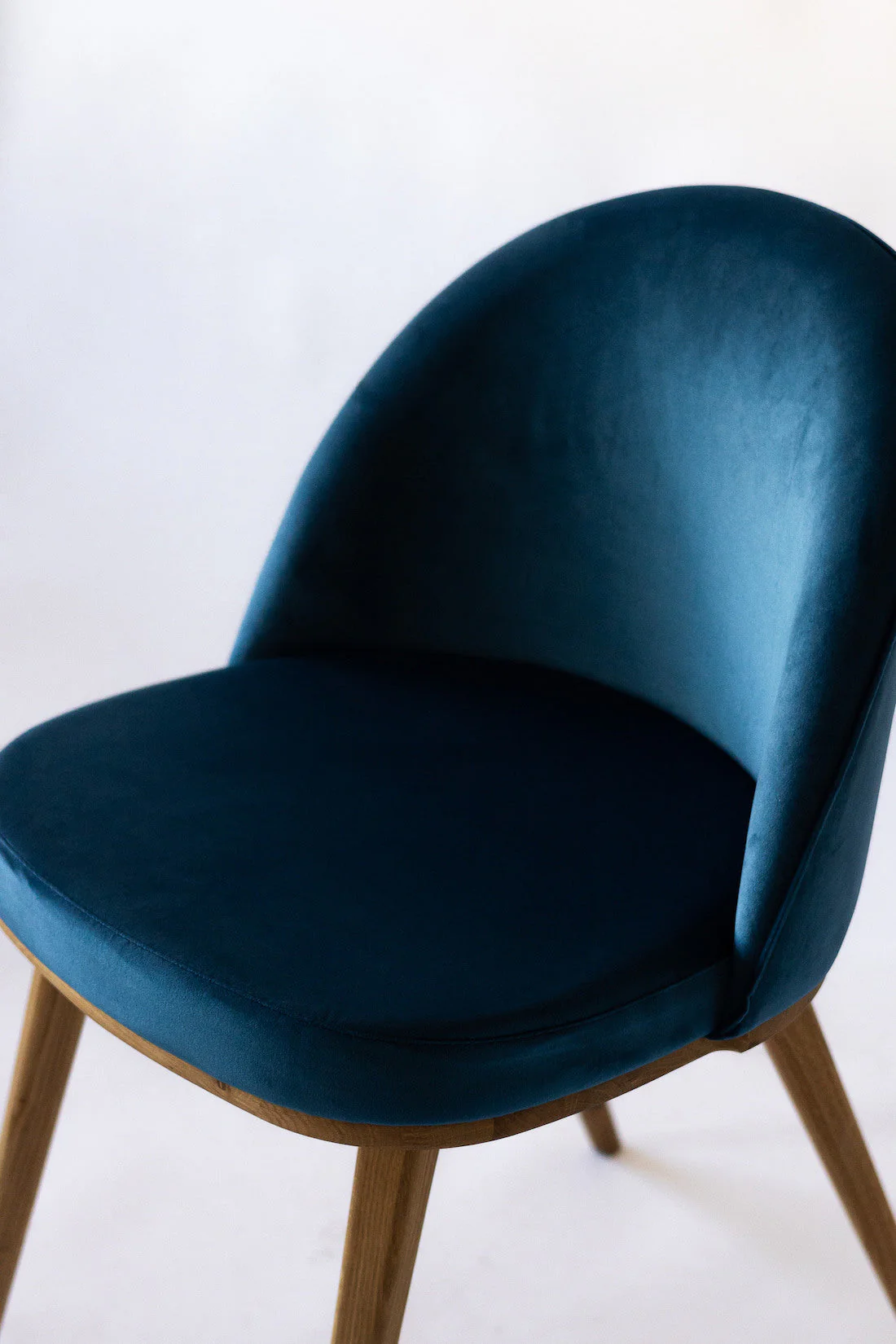 Pack de 2 o 4 Sillas de Comedor Clara, Estructura de Madera Maciza de Roble, Tapizado en Color Azul Monako | NordicStory - Image 7