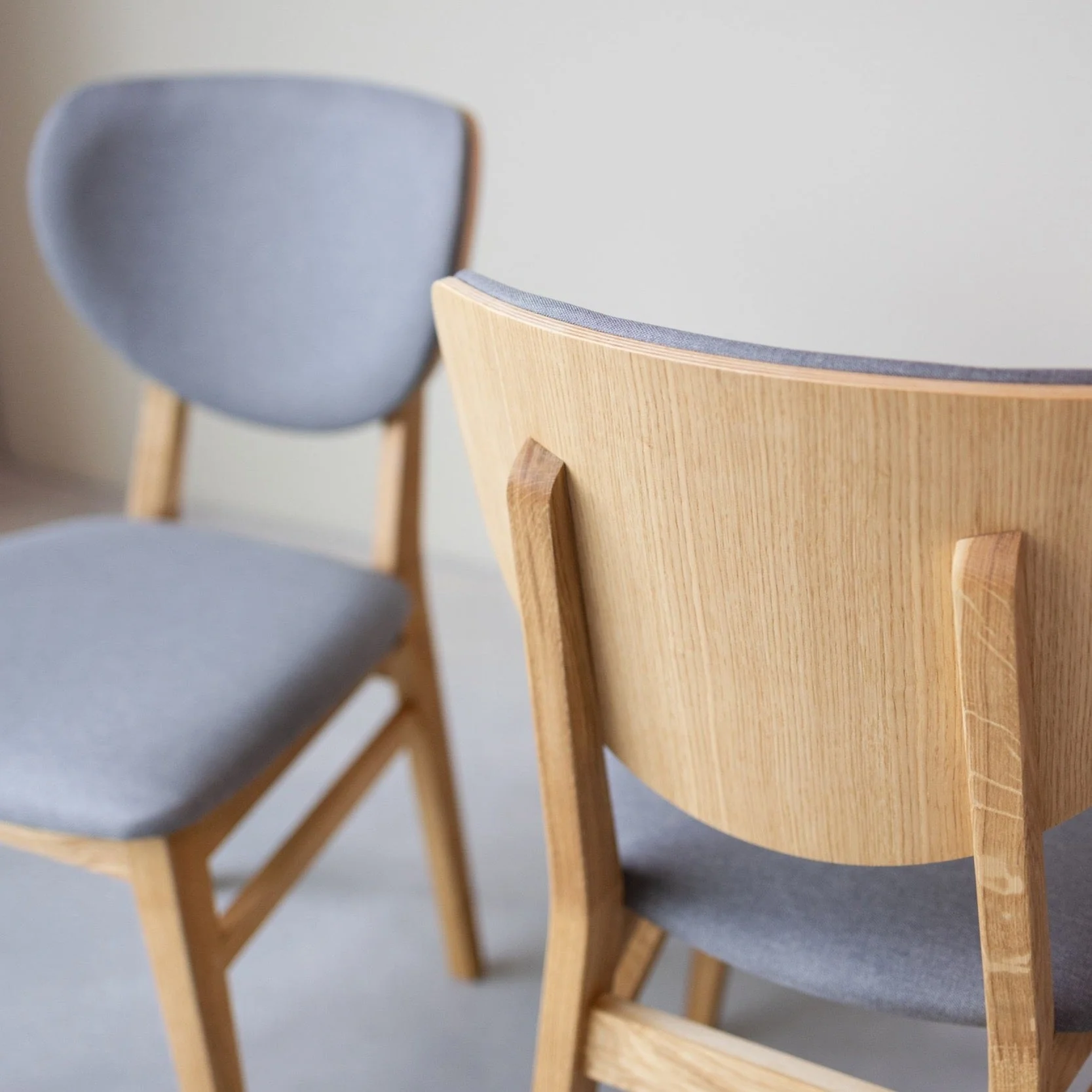 Pack de 2 o 4 Sillas de Comedor Nova, Estructura de Madera Maciza de Roble, Tapizado | NordicStory - Image 3