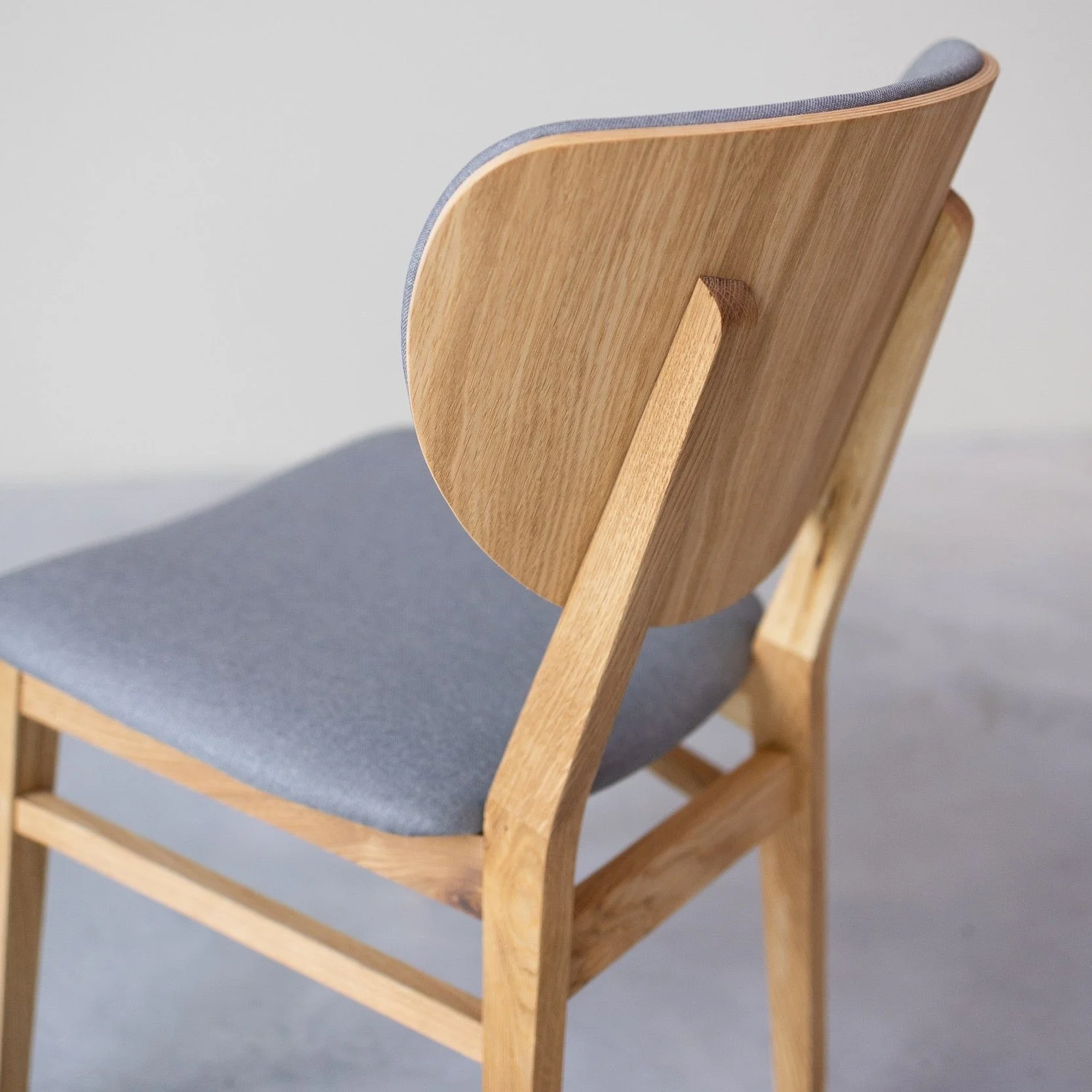 Pack de 2 o 4 Sillas de Comedor Nova, Estructura de Madera Maciza de Roble, Tapizado | NordicStory - Image 5