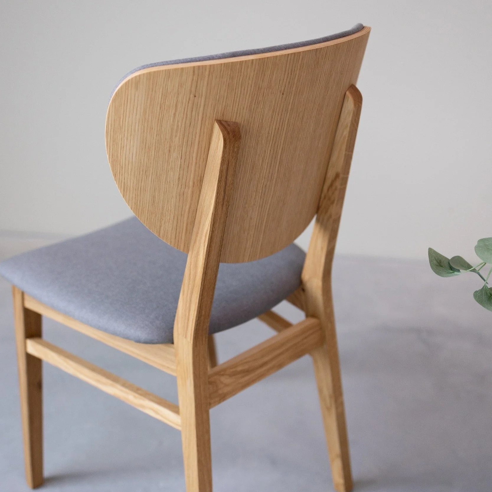 Pack de 2 o 4 Sillas de Comedor Nova, Estructura de Madera Maciza de Roble, Tapizado | NordicStory - Image 7