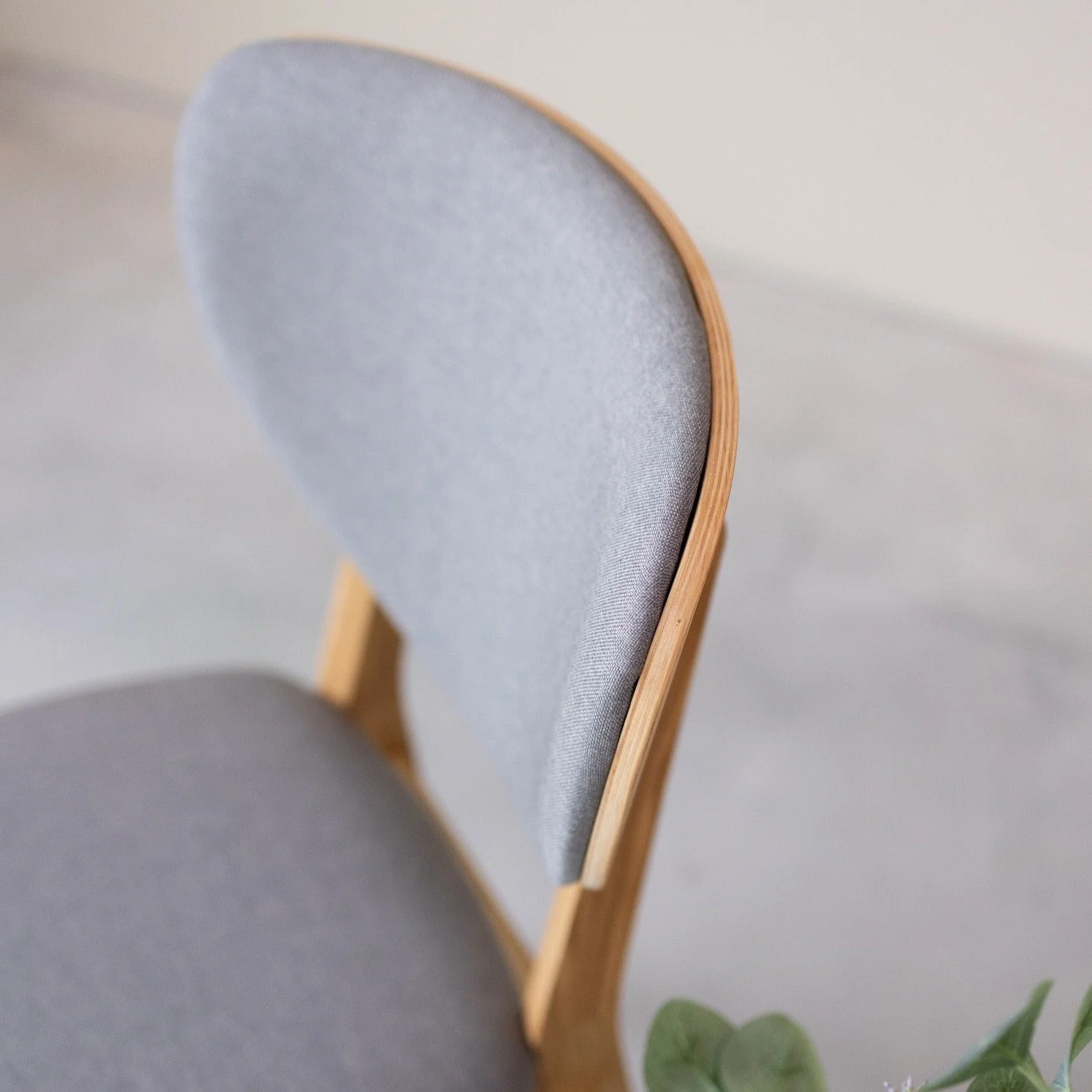 Pack de 2 o 4 Sillas de Comedor Nova, Estructura de Madera Maciza de Roble, Tapizado | NordicStory - Image 8