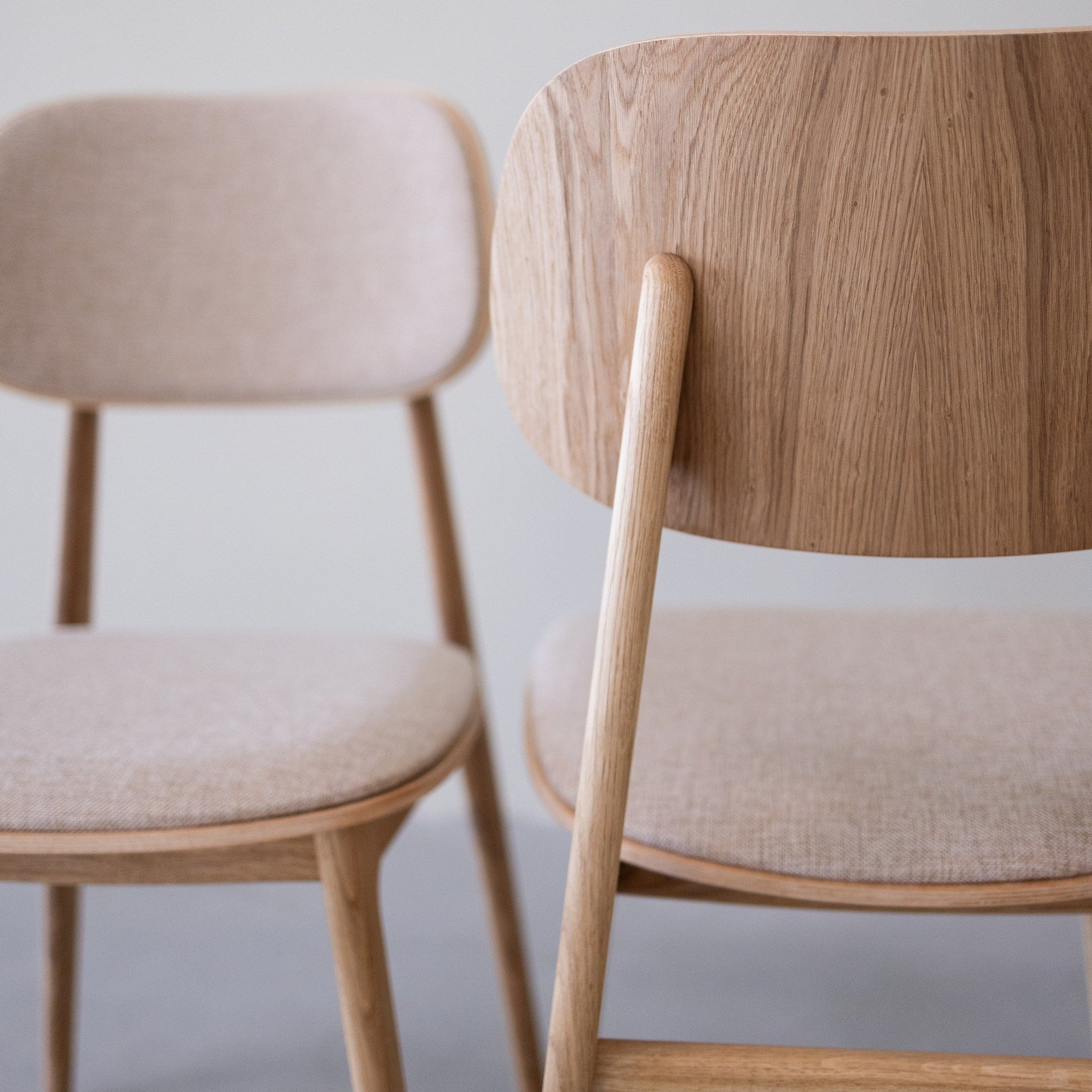 Pack de 2 o 4 Sillas de Comedor Varde, Estructura de Madera Maciza de Roble, Tapizado | NordicStory - Image 10